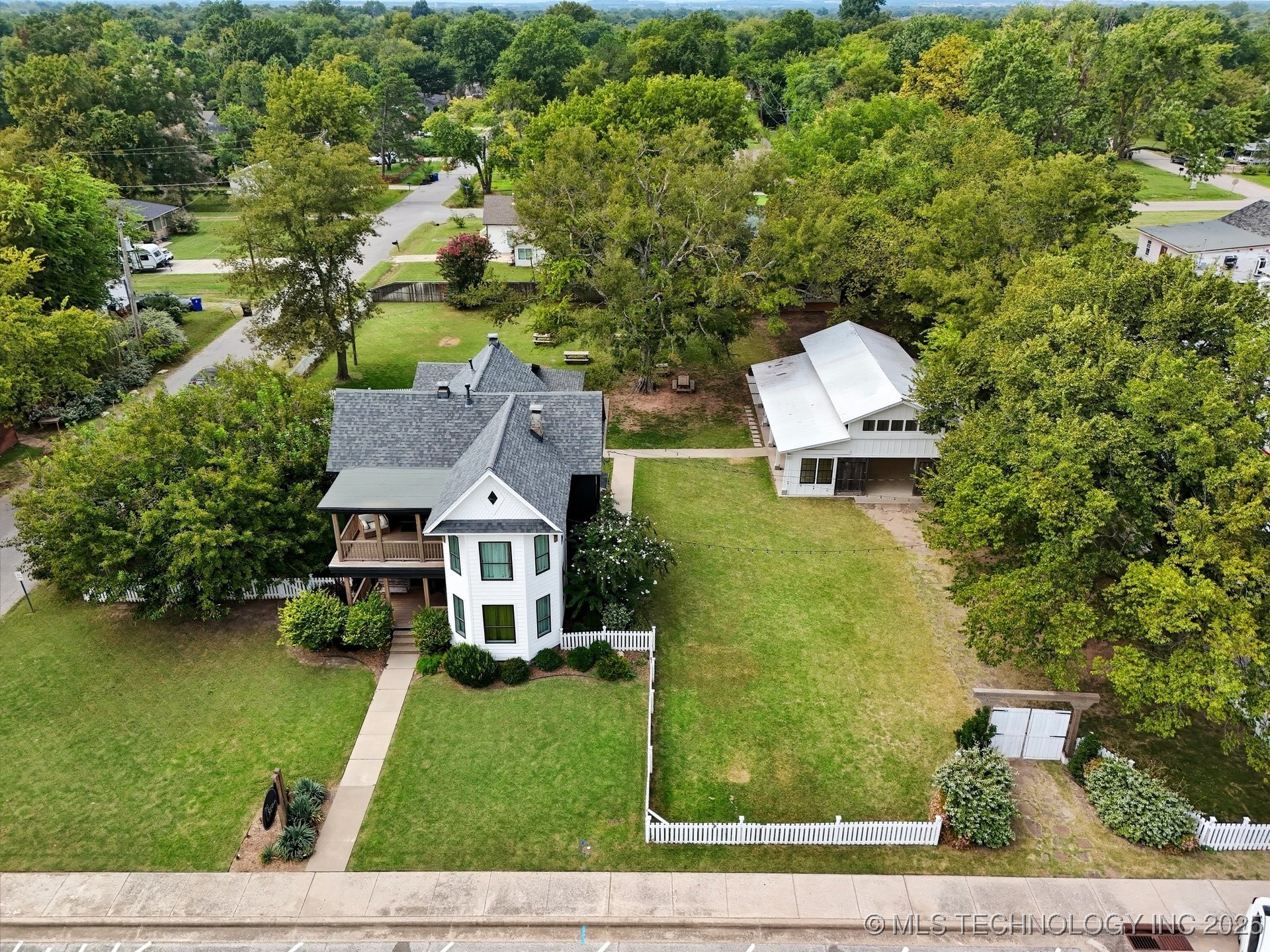 924 S Main Street Property Photo 2