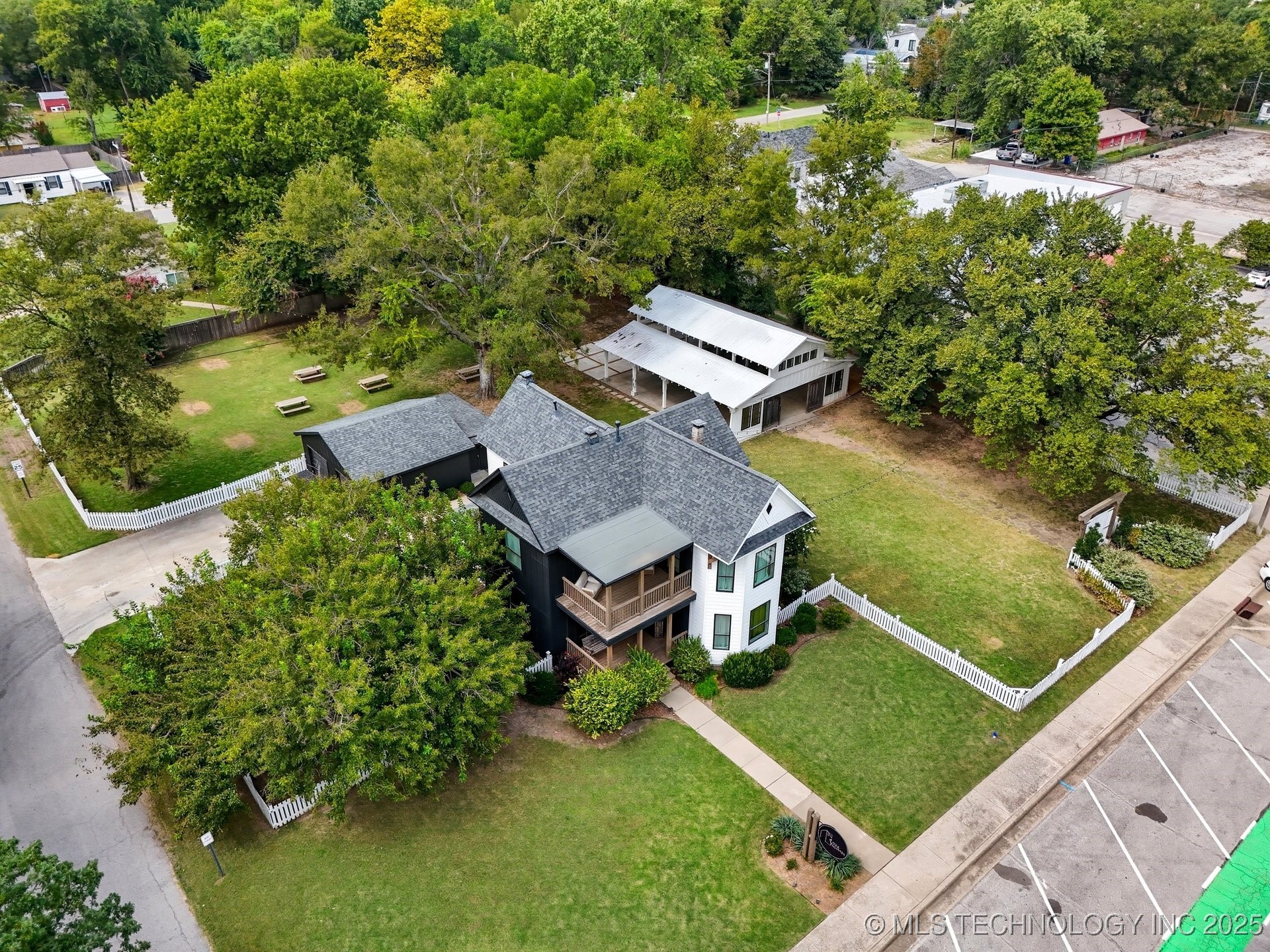 924 S Main Street Property Photo 3