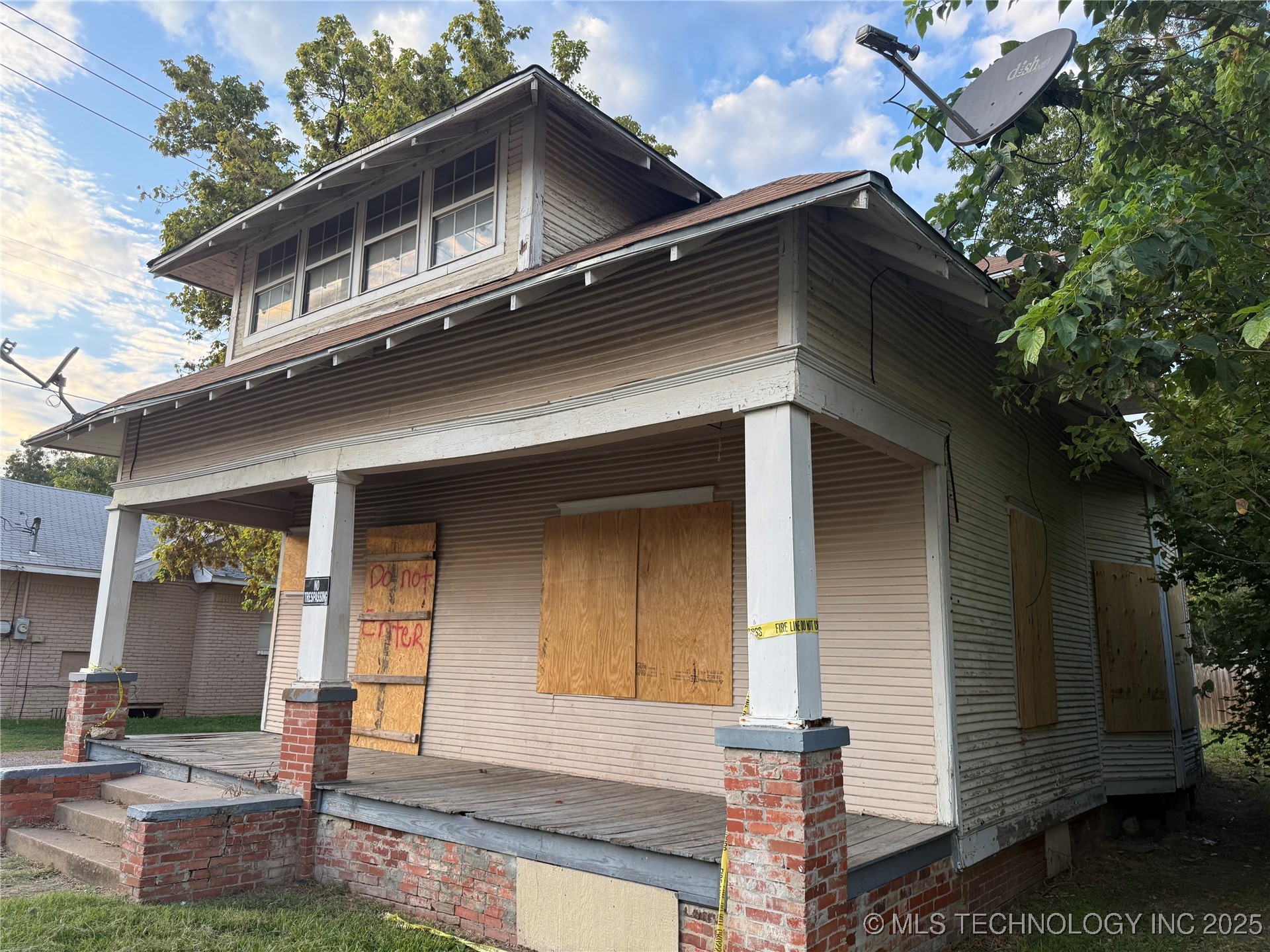 210 W Elm Property Photo 1