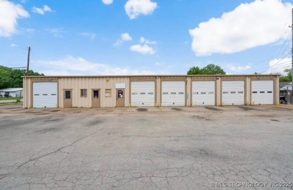 1745 W Hensley Property Photo 1