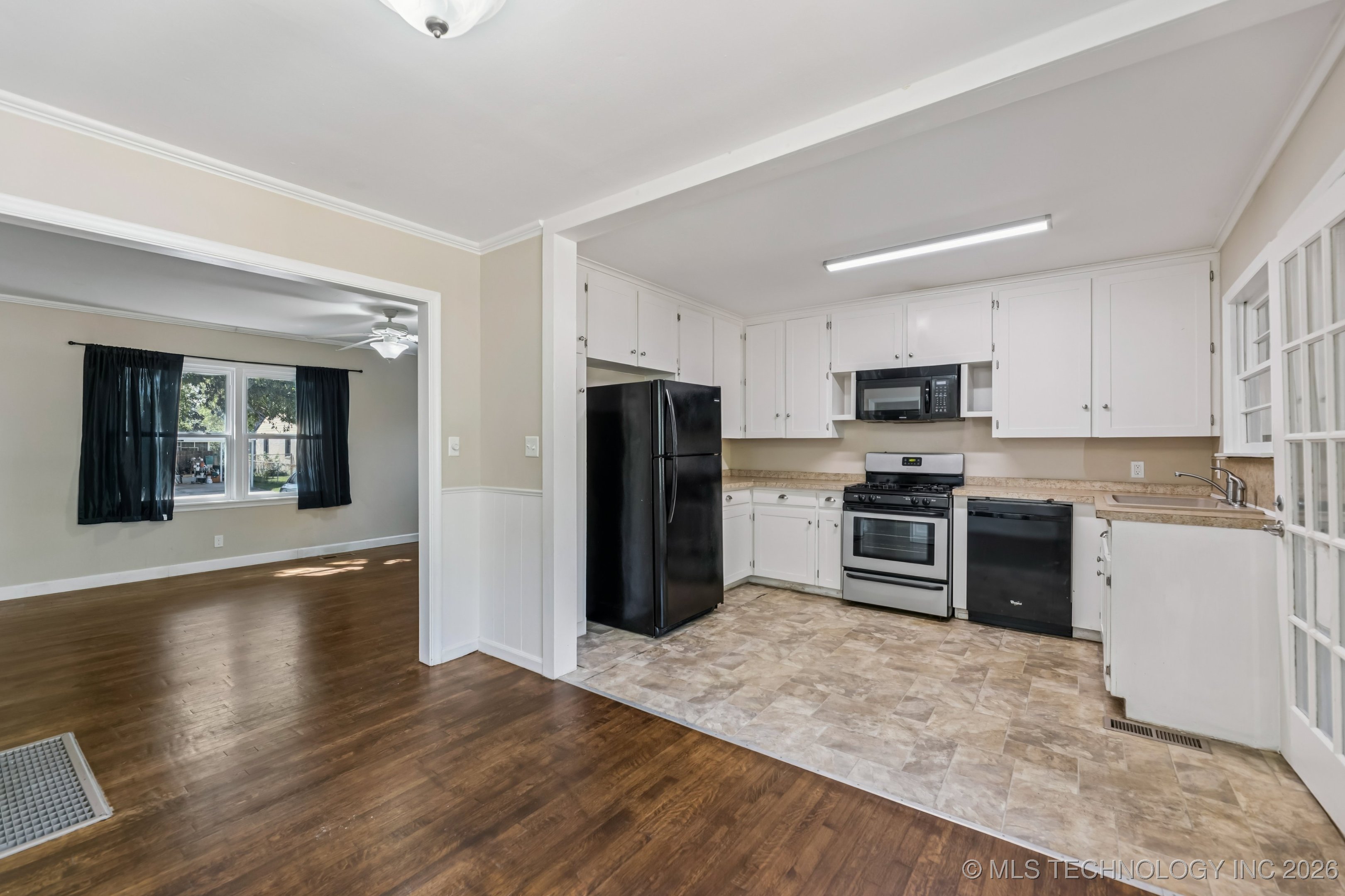 6115 E 4th Street Property Photo 6