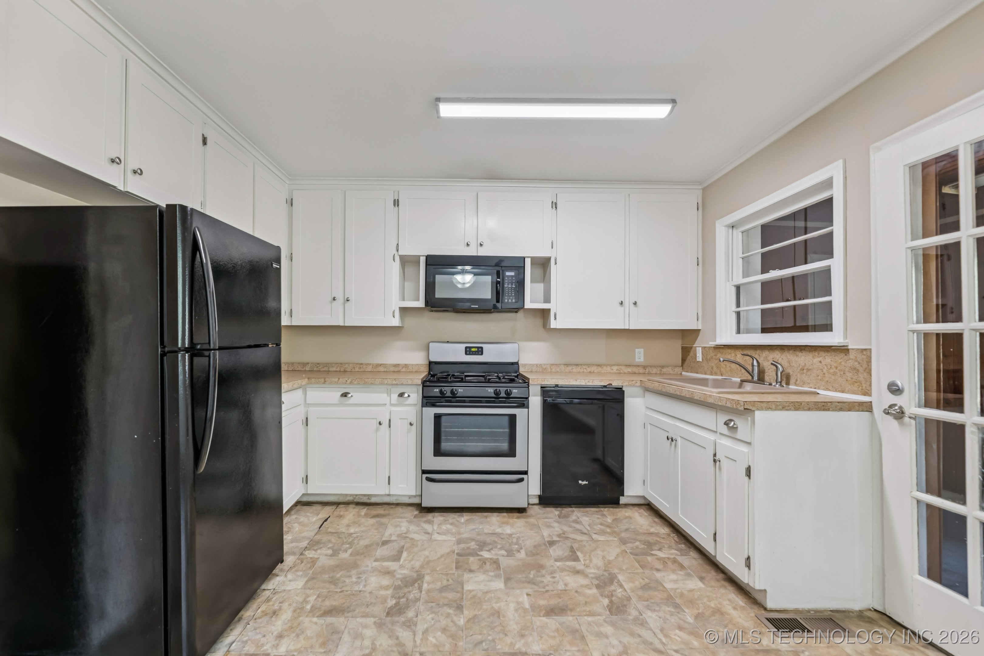 6115 E 4th Street Property Photo 7