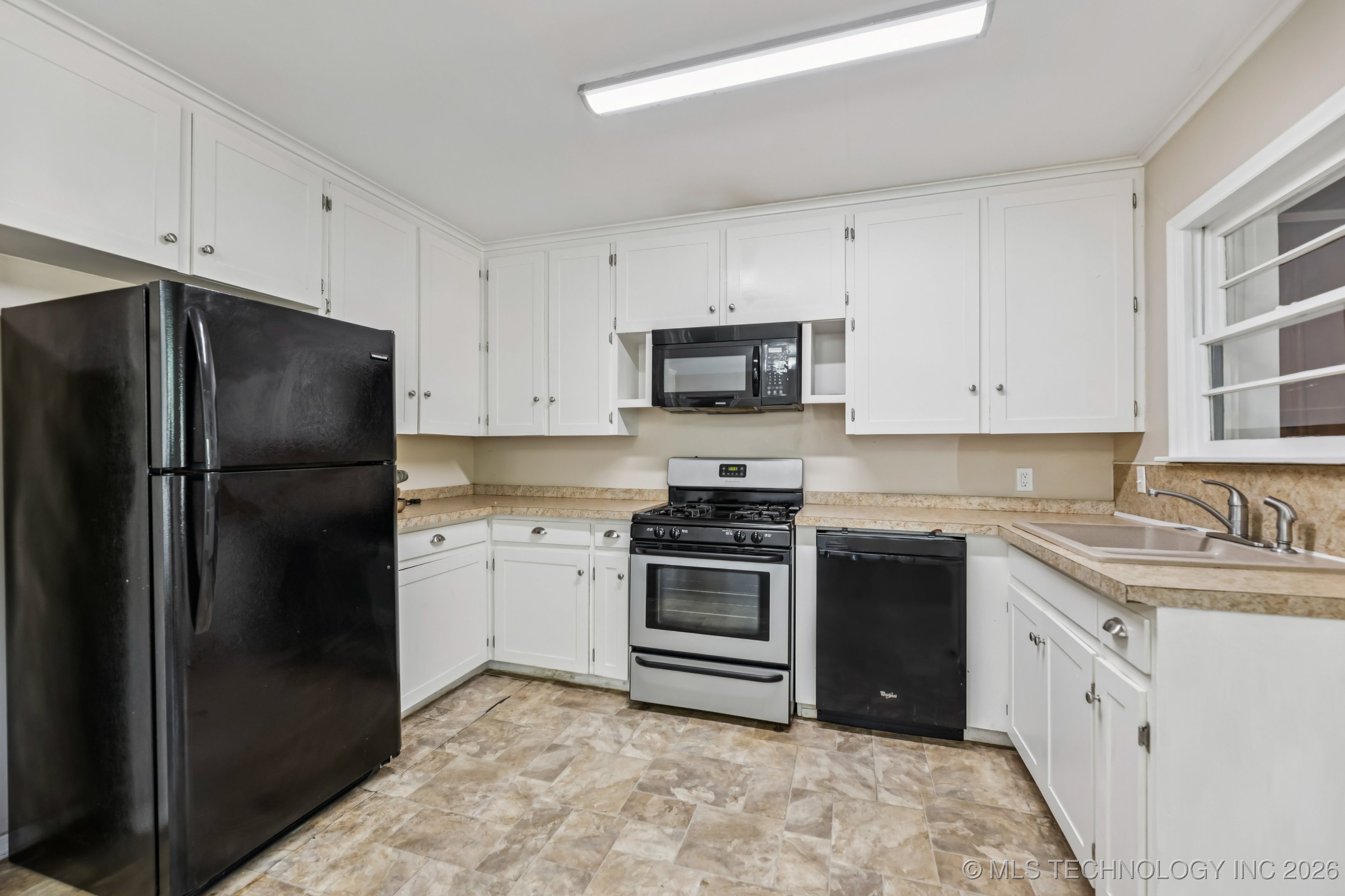 6115 E 4th Street Property Photo 8