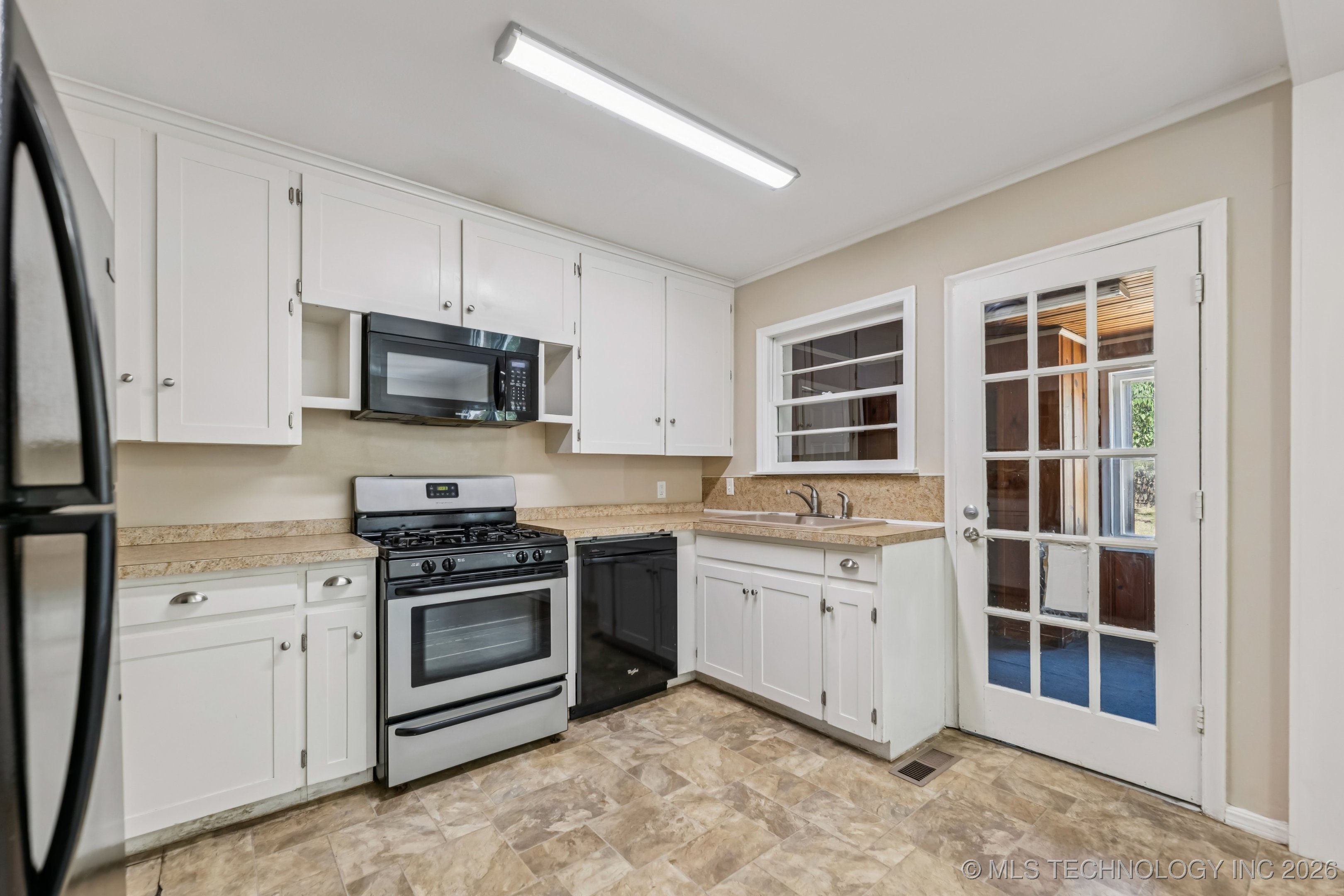 6115 E 4th Street Property Photo 9