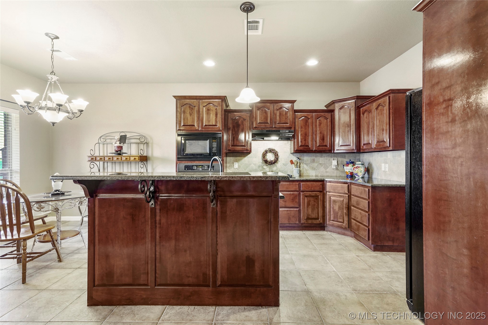 920 W Fargo Street Property Photo 9