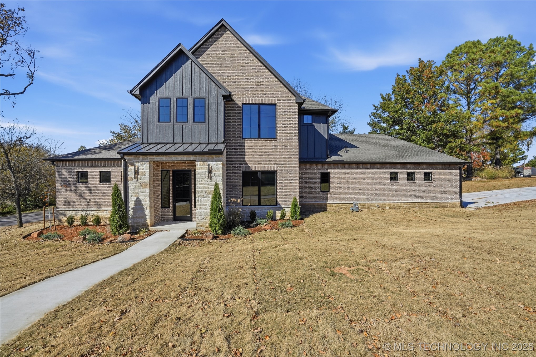 1937 S Surrey Court Property Photo 1