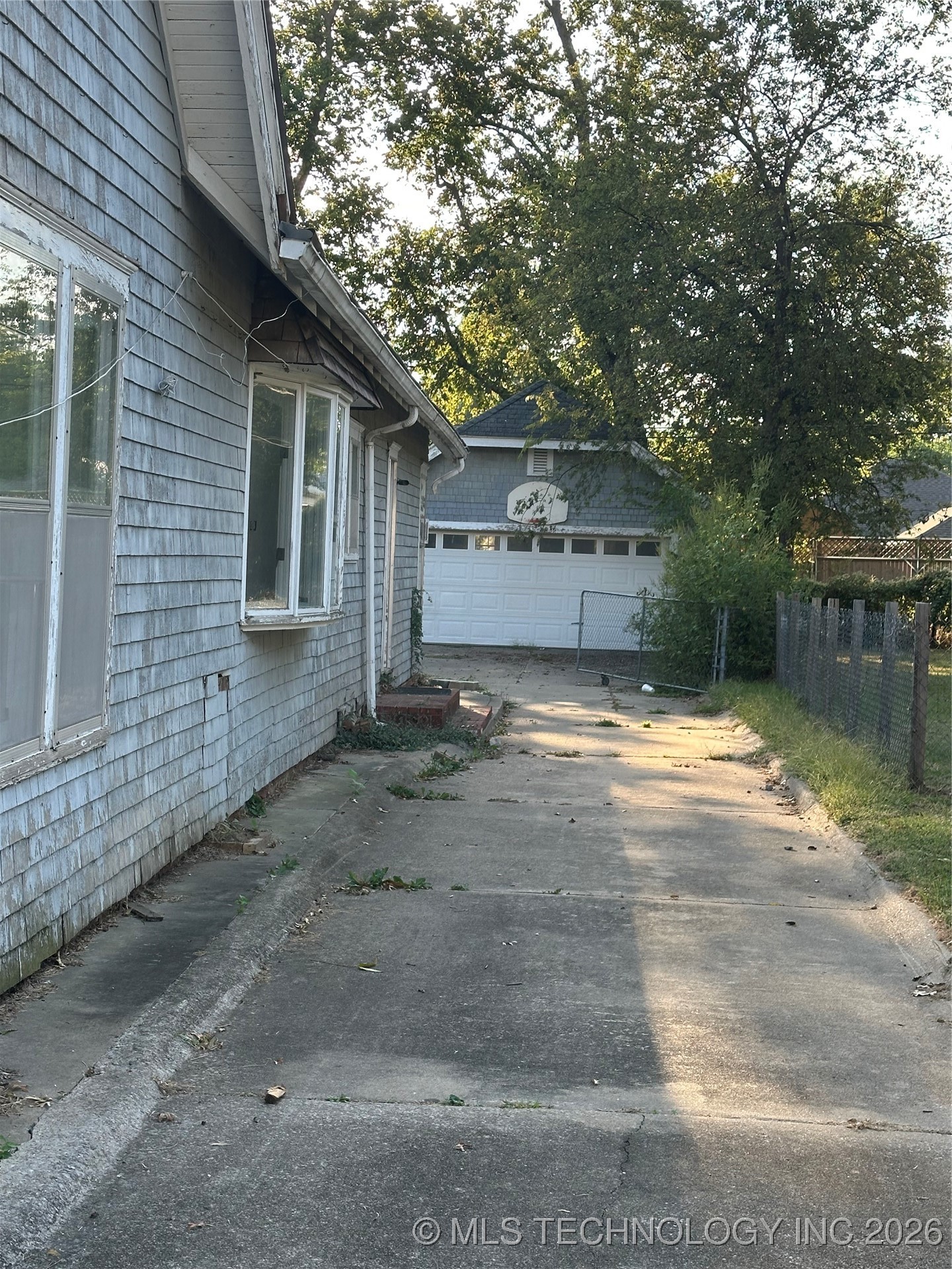 706 S Poplar Street Property Photo 3