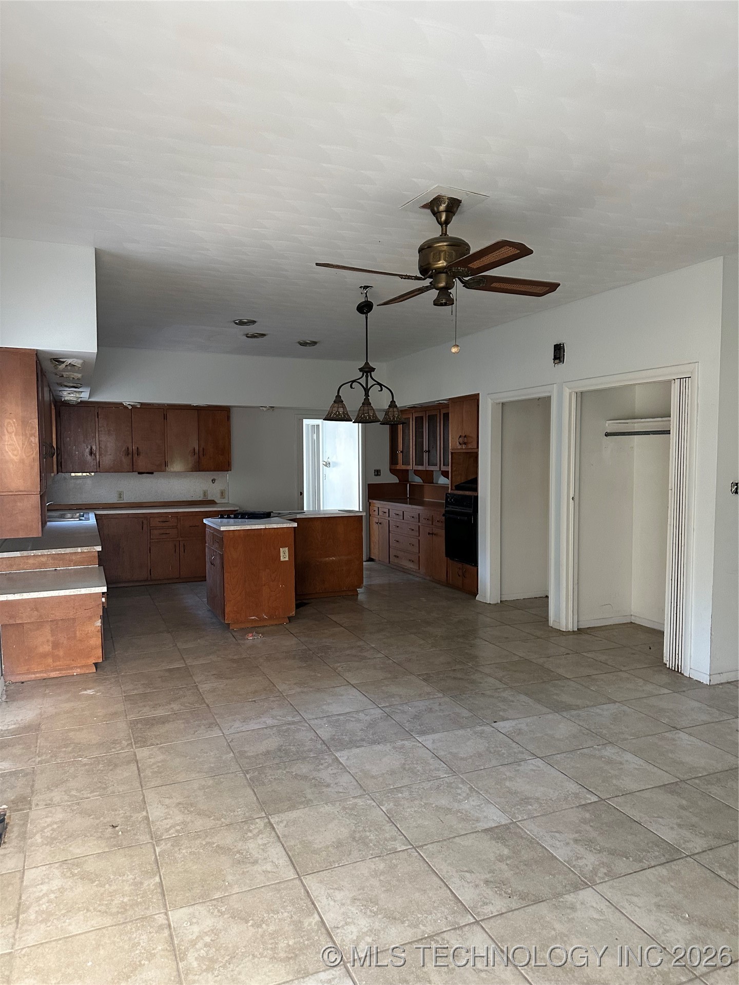 706 S Poplar Street Property Photo 7