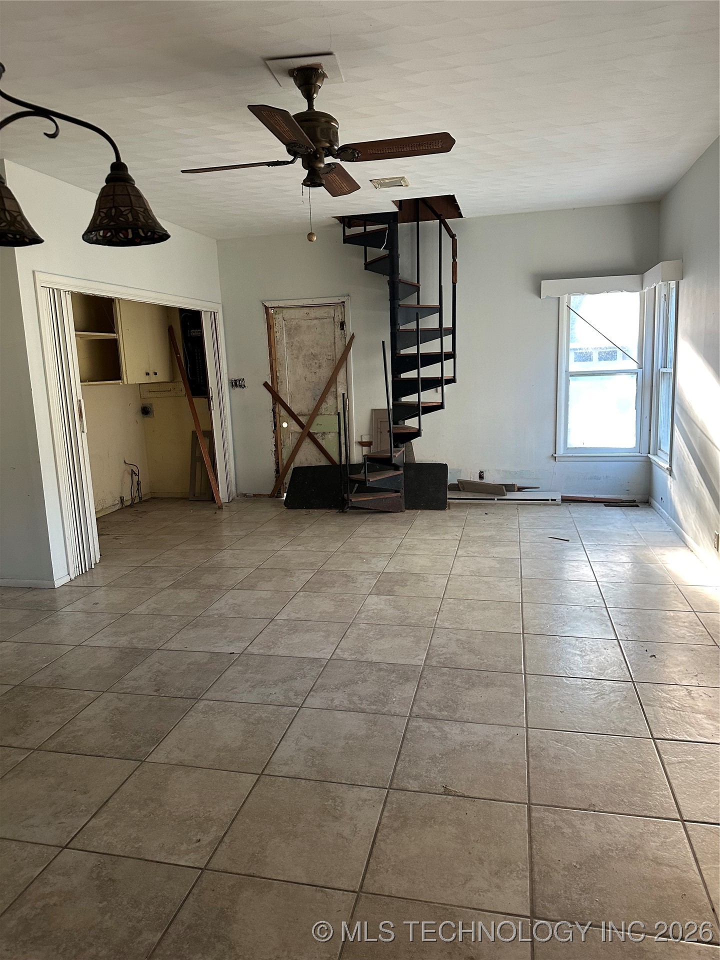 706 S Poplar Street Property Photo 8