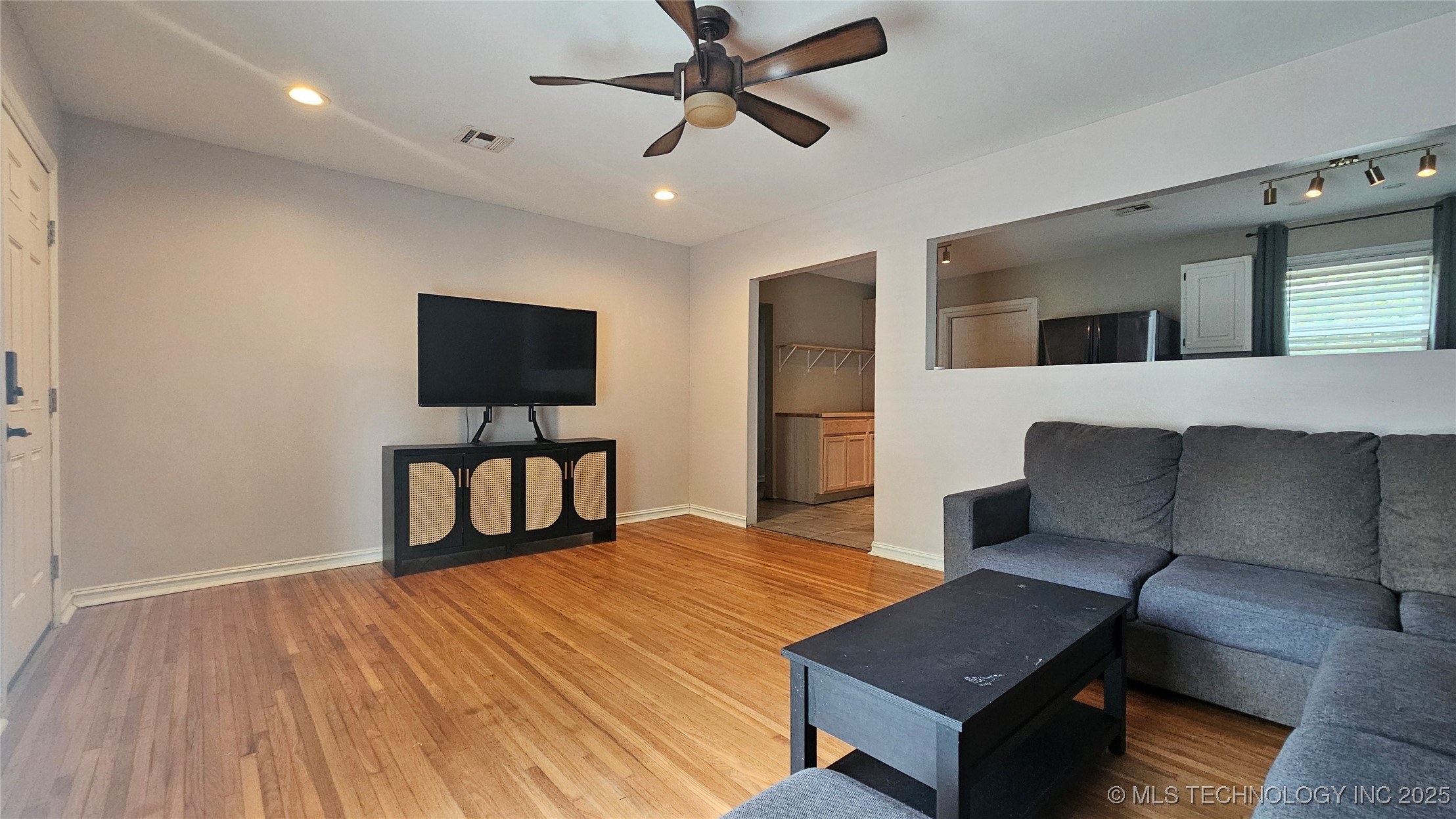 1228 S Erie Avenue Property Photo 4