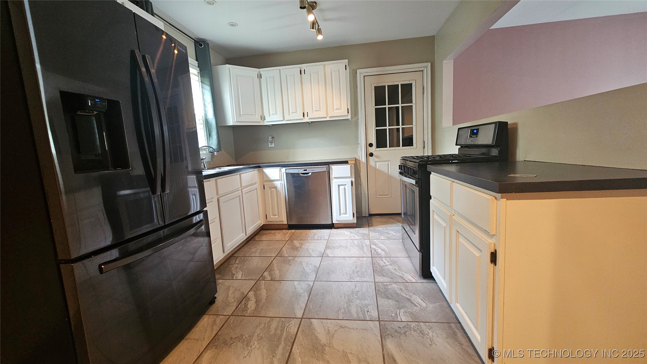 1228 S Erie Avenue Property Photo 5