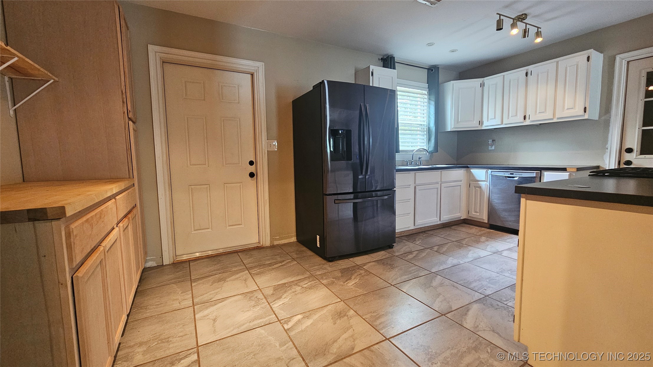 1228 S Erie Avenue Property Photo 6