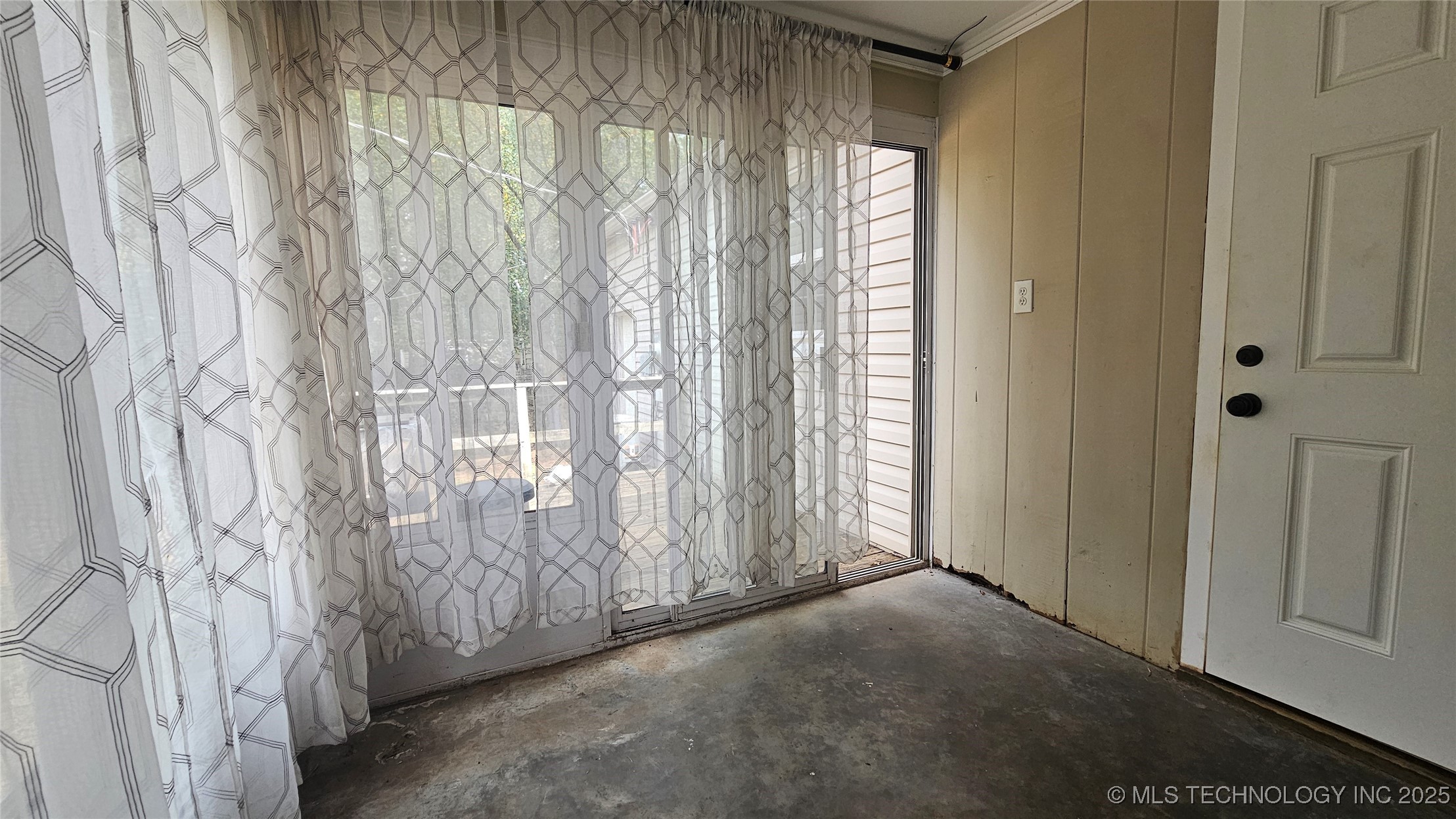 1228 S Erie Avenue Property Photo 10