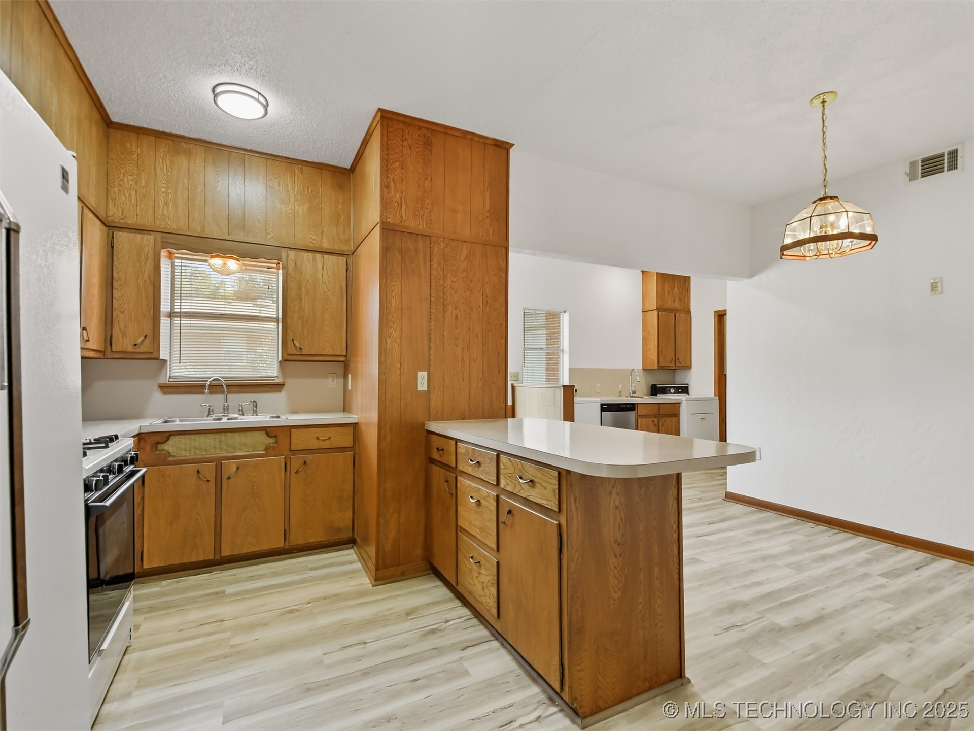 1005 Washington Property Photo 8