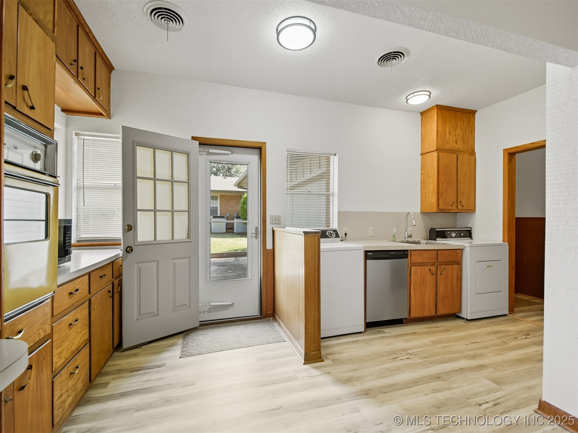 1005 Washington Property Photo 12