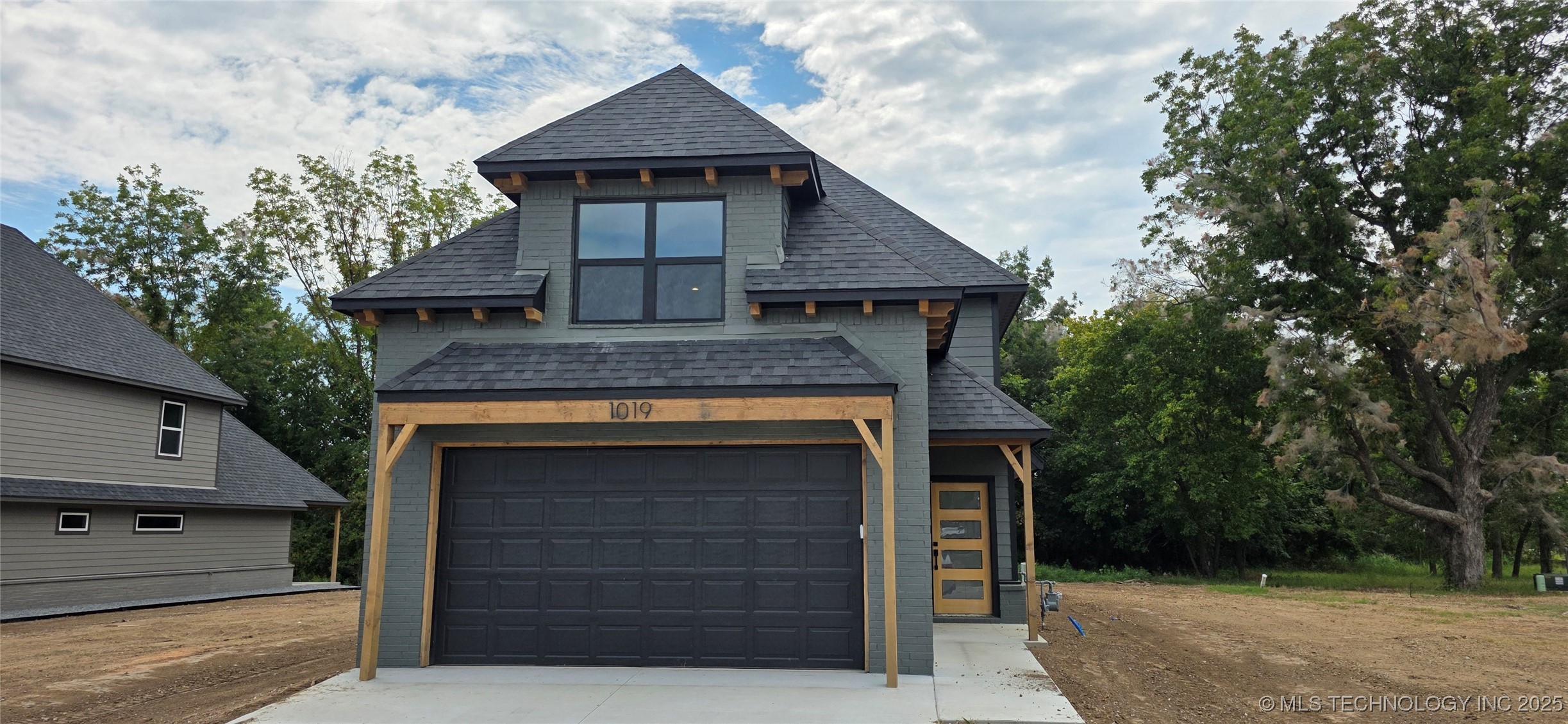 1019 E Delmar Place Property Photo 1