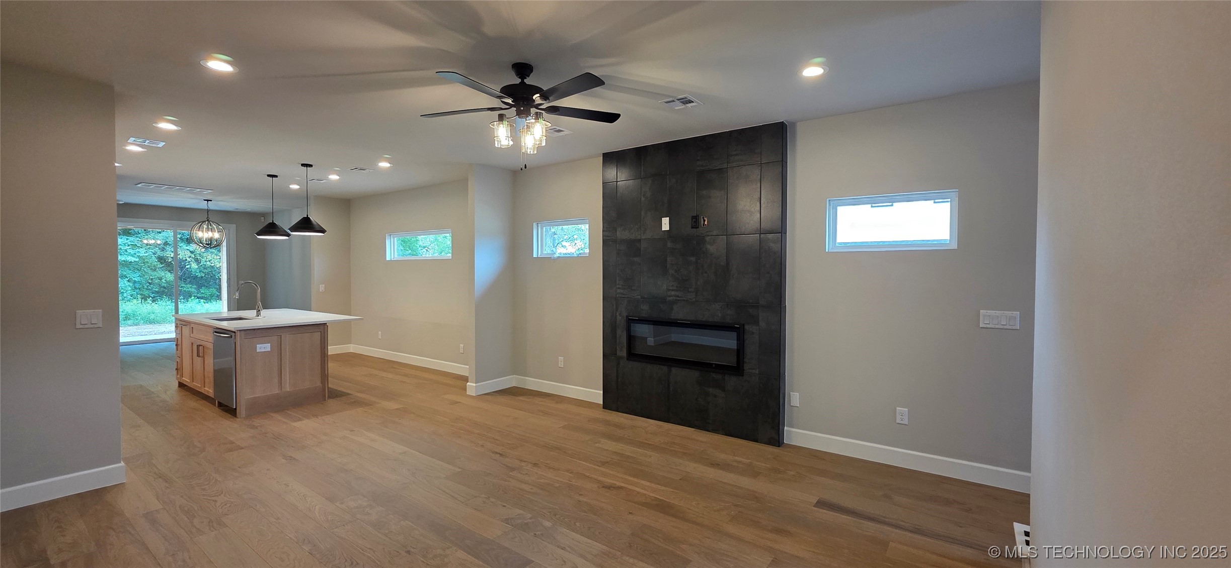 1019 E Delmar Place Property Photo 8