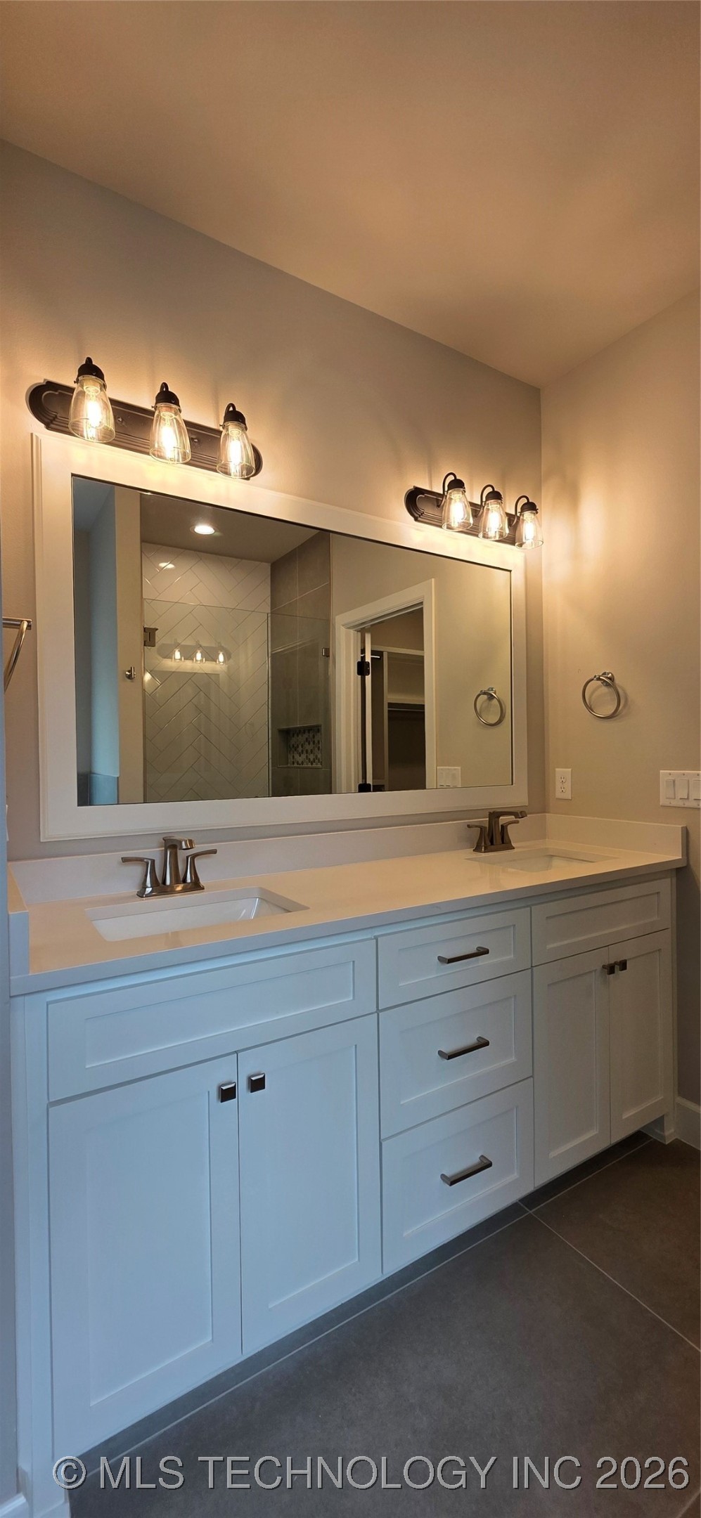 1019 E Delmar Place Property Photo 27