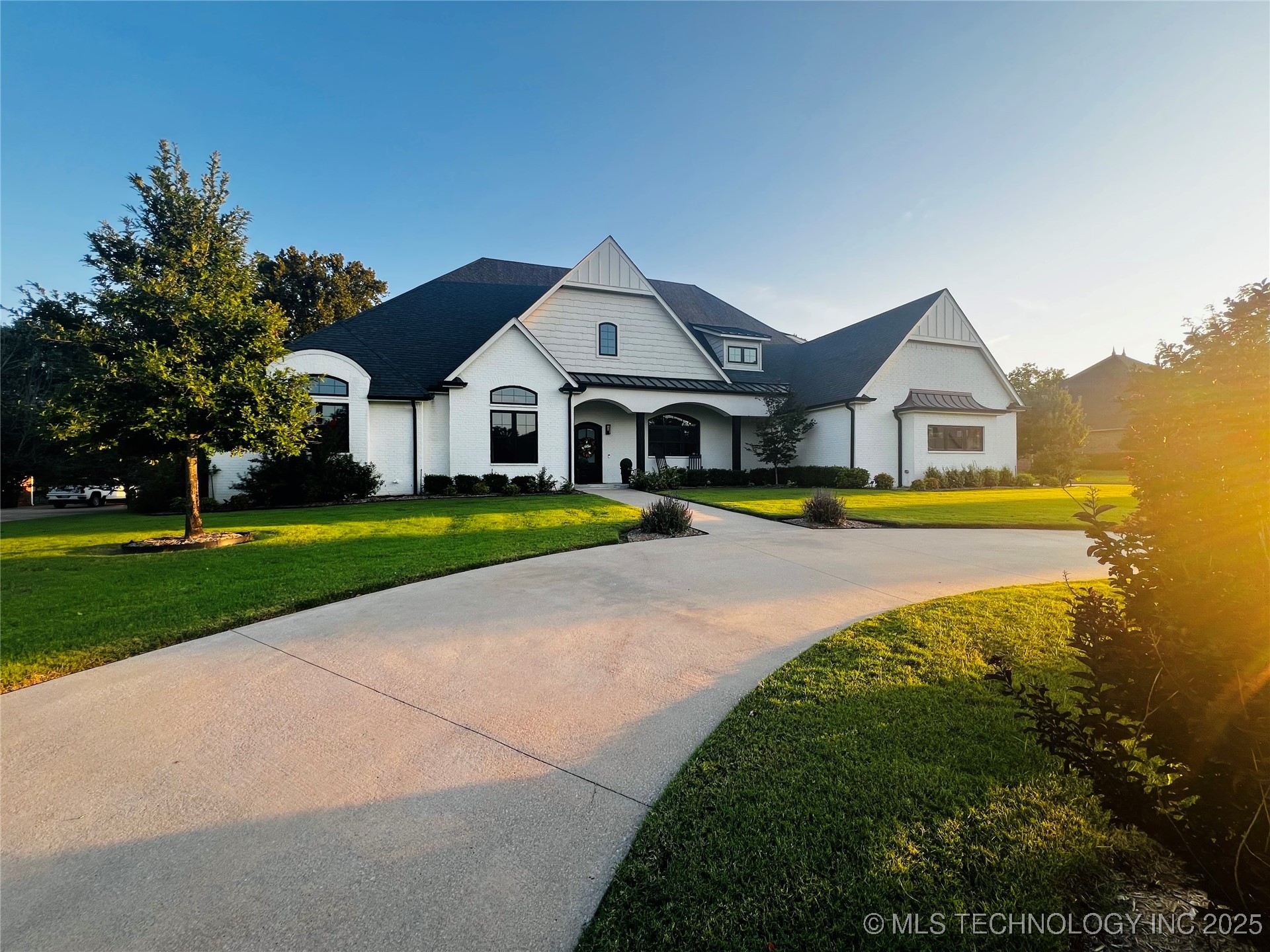 3611 N Country Club Circle Property Photo 1