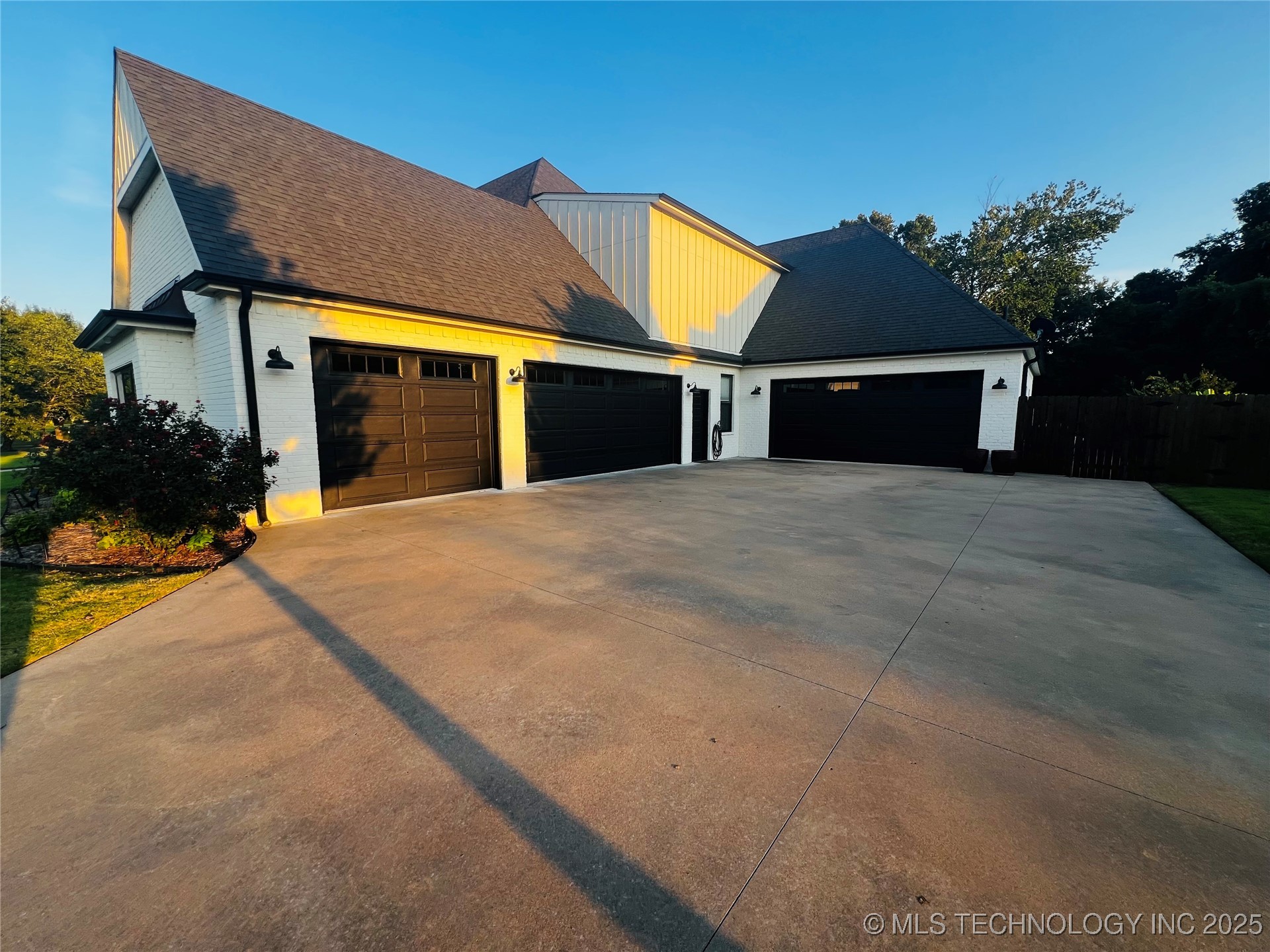 3611 N Country Club Circle Property Photo 3