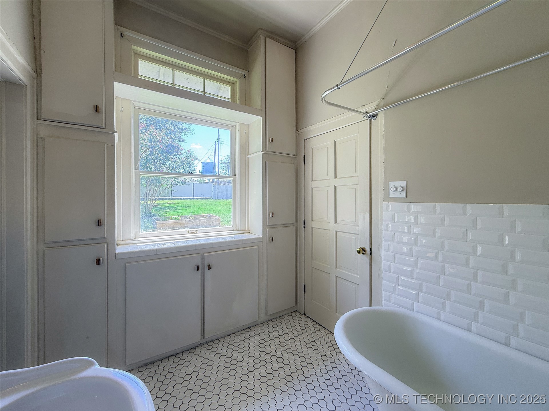 115 W 18th Street Property Photo 27