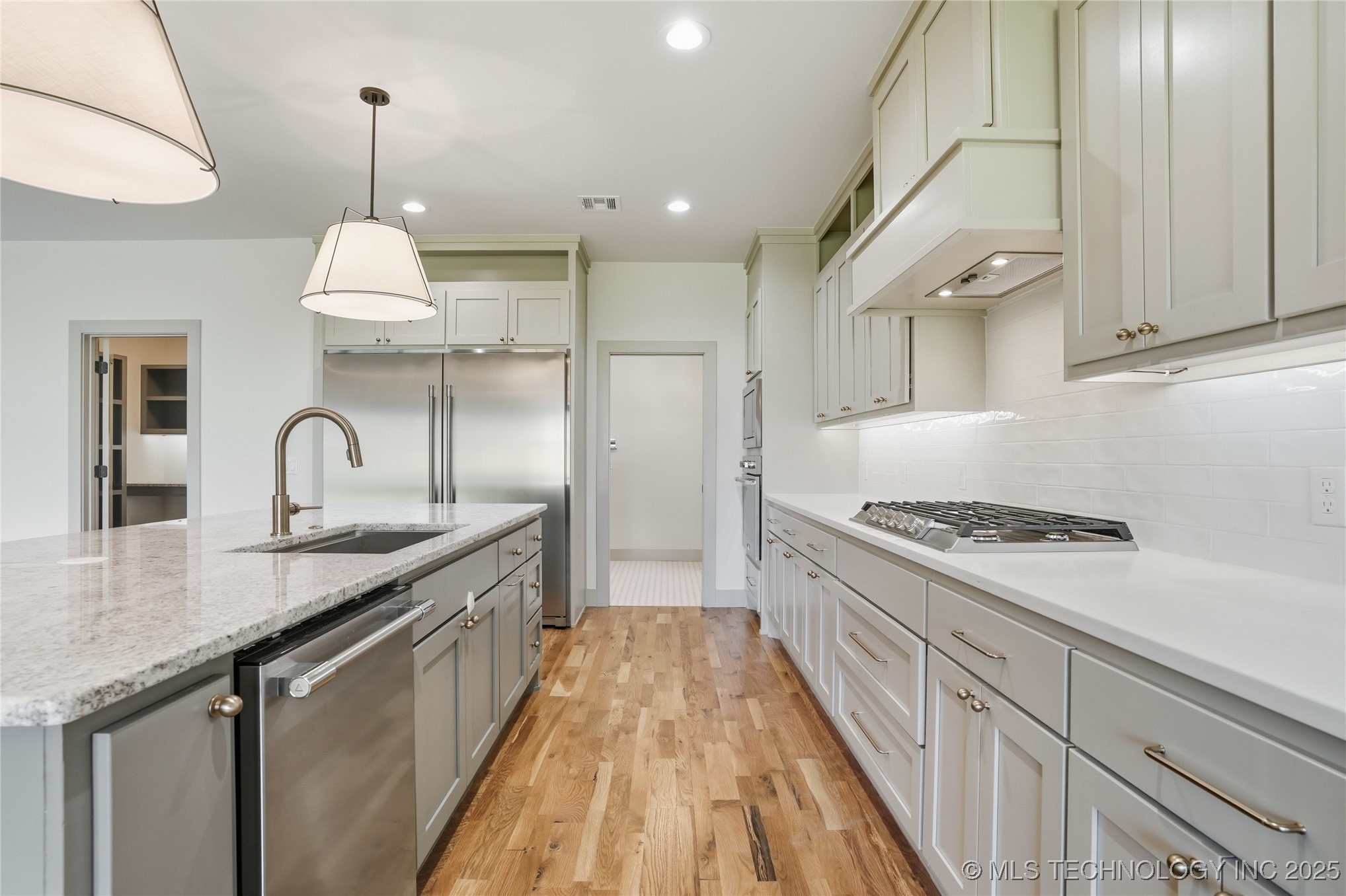 337 E 46th Street Property Photo 20