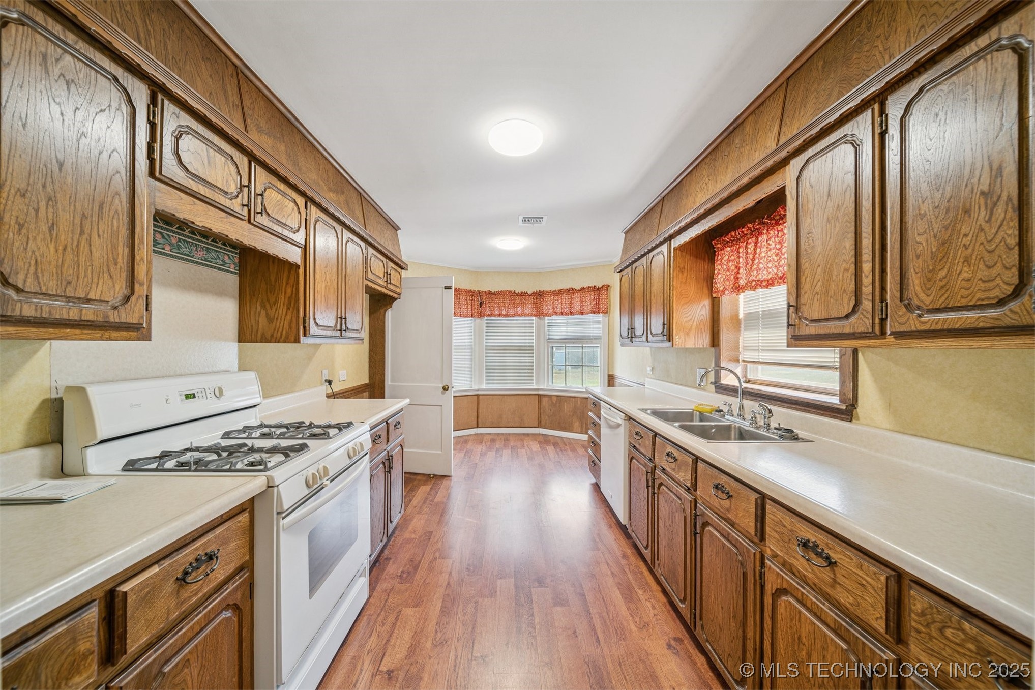 4939 S Olympia Avenue Property Photo 7