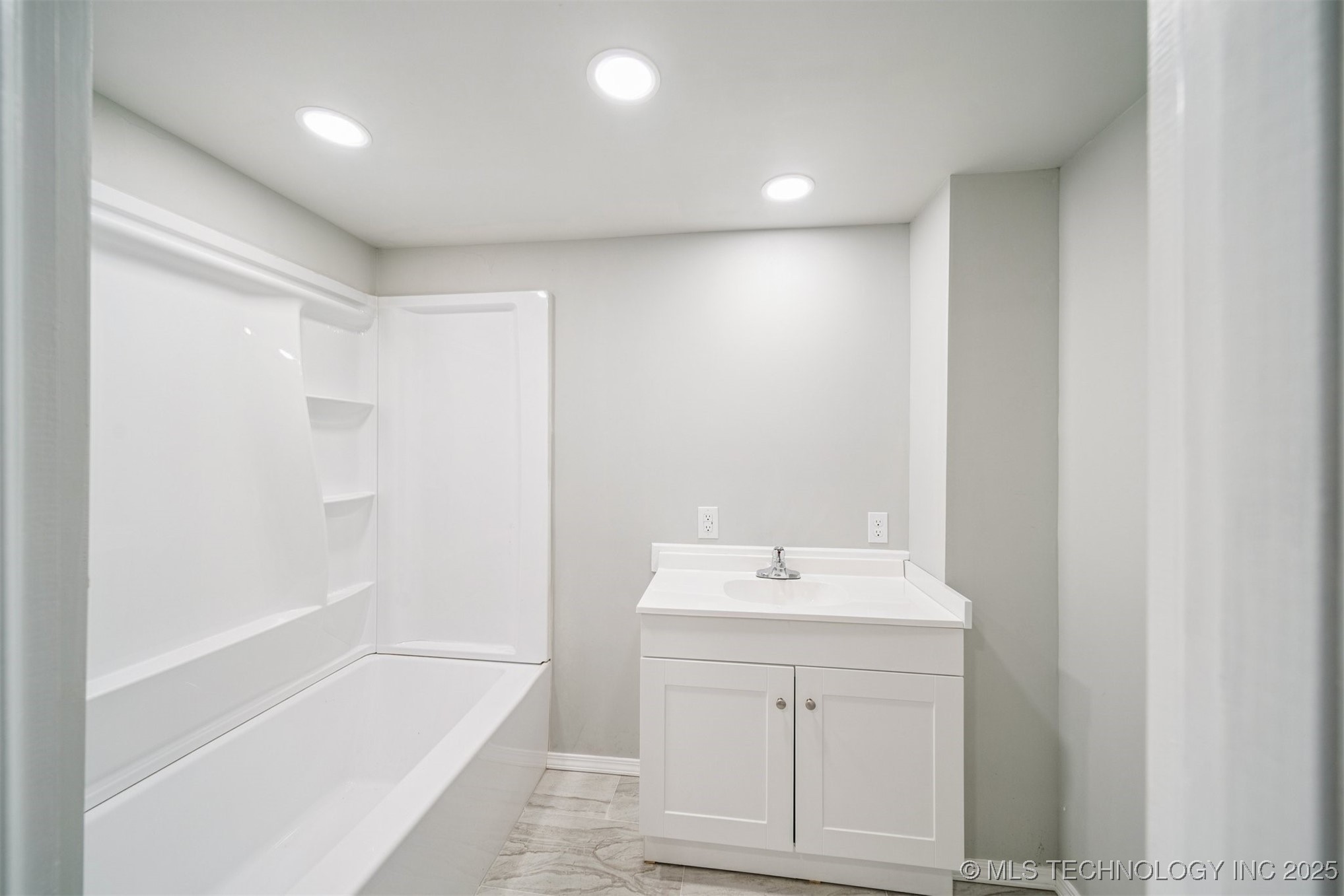 4939 S Olympia Avenue Property Photo 11