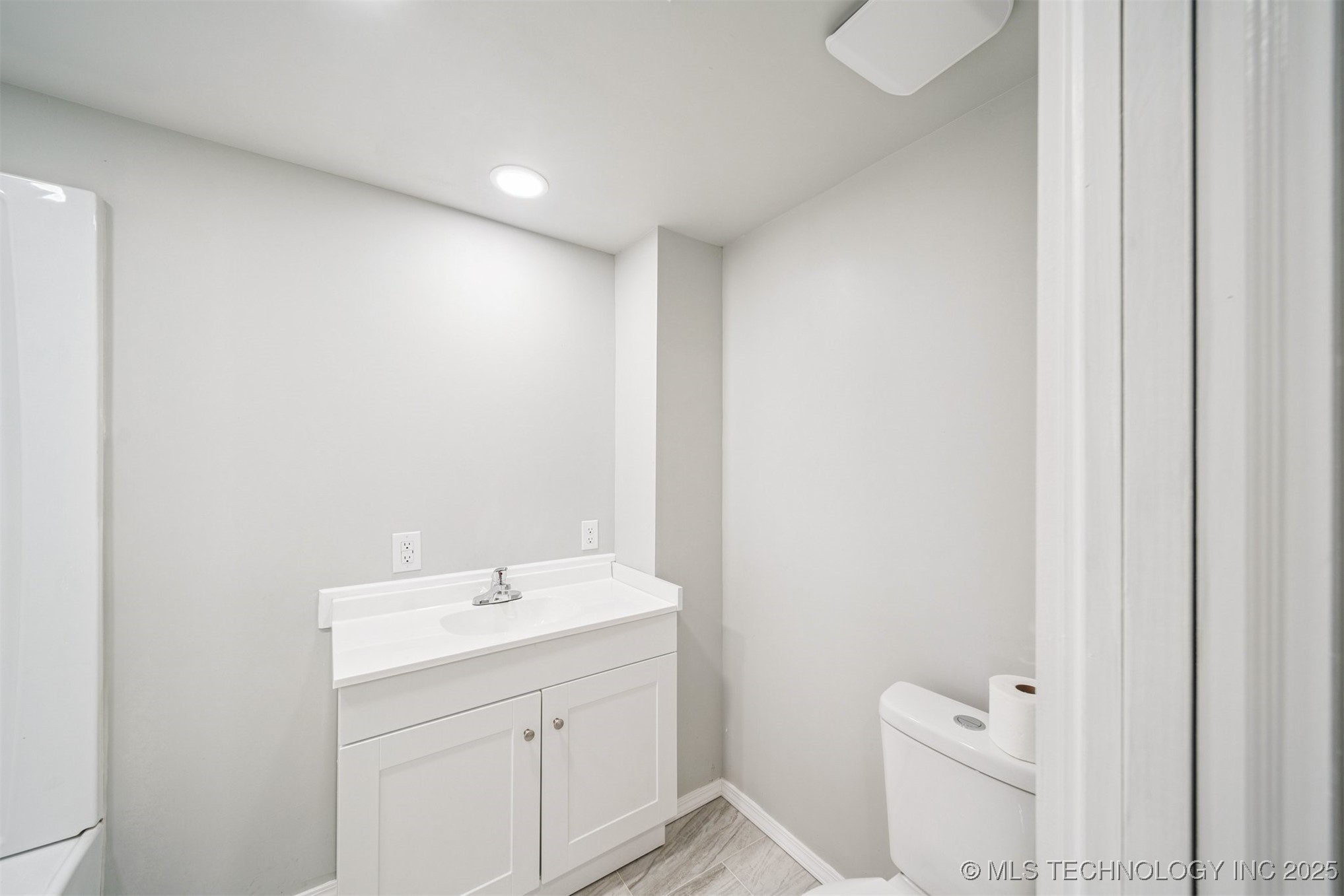 4939 S Olympia Avenue Property Photo 12