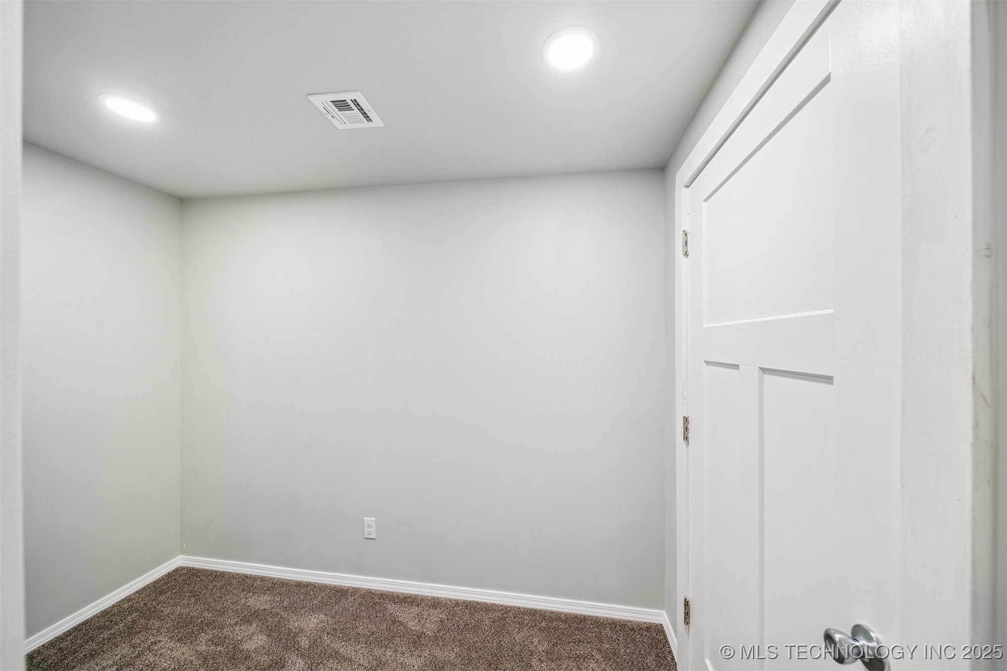 4939 S Olympia Avenue Property Photo 14