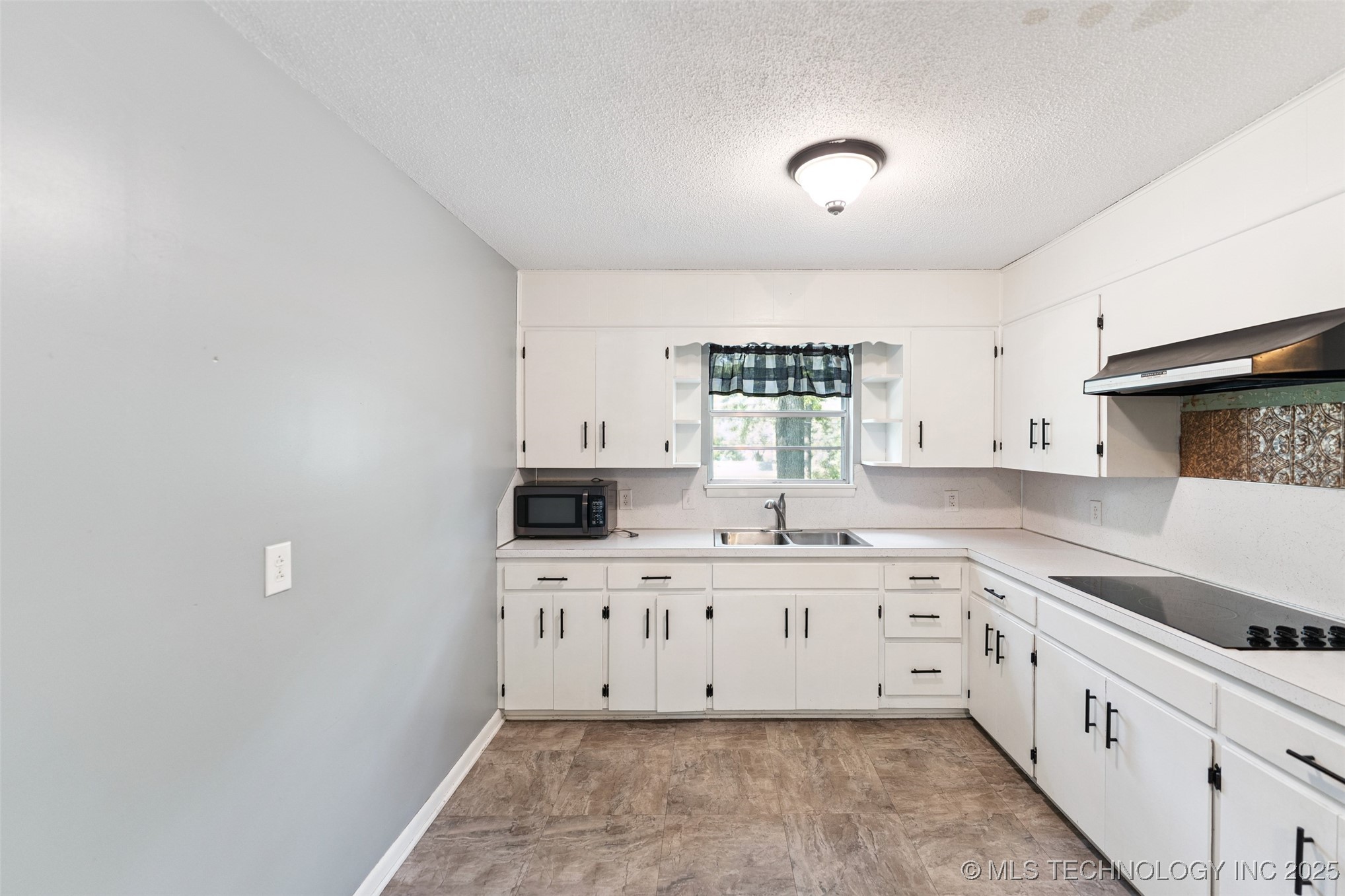 1425 Wood Street Property Photo 9