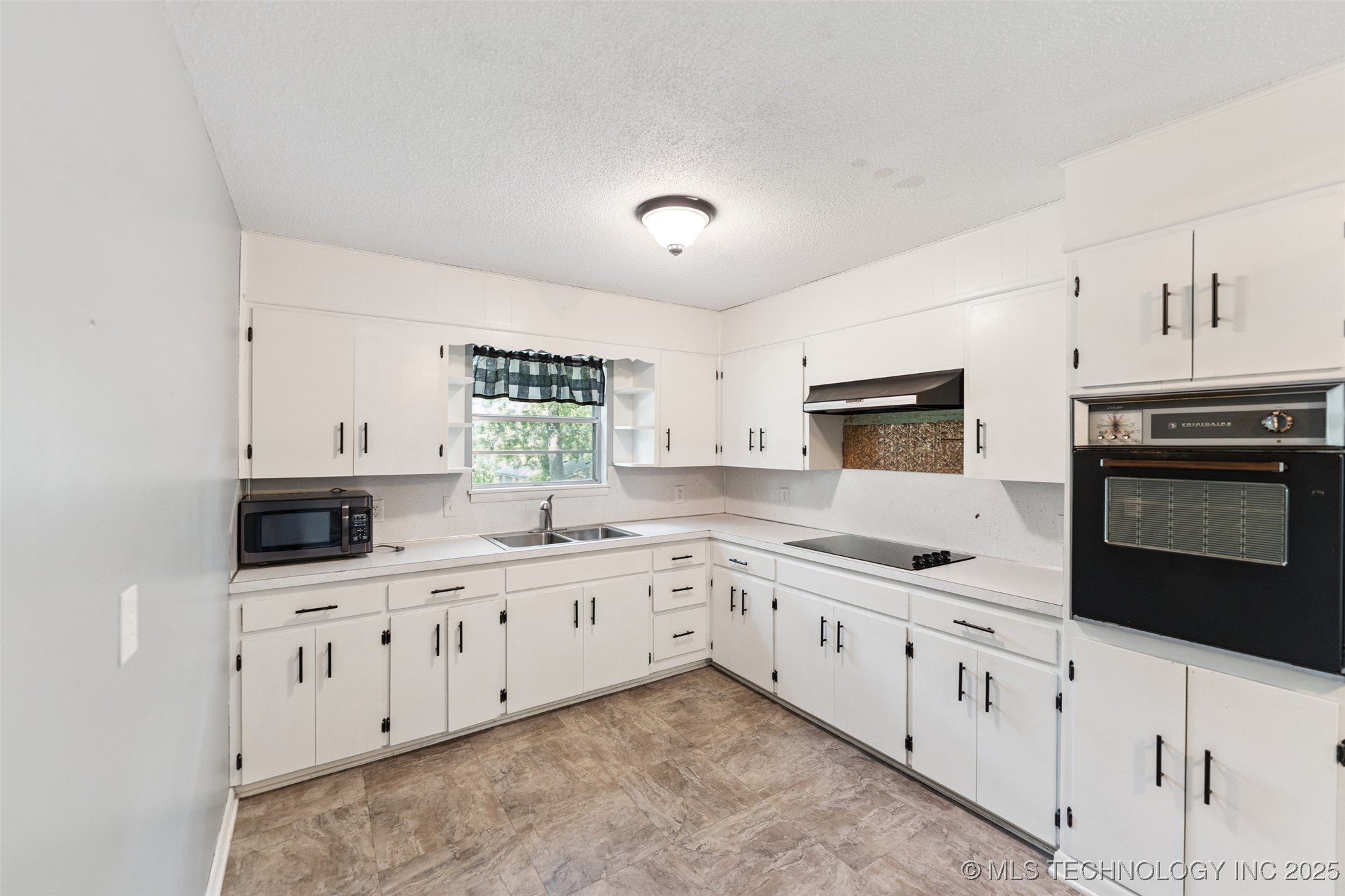 1425 Wood Street Property Photo 10