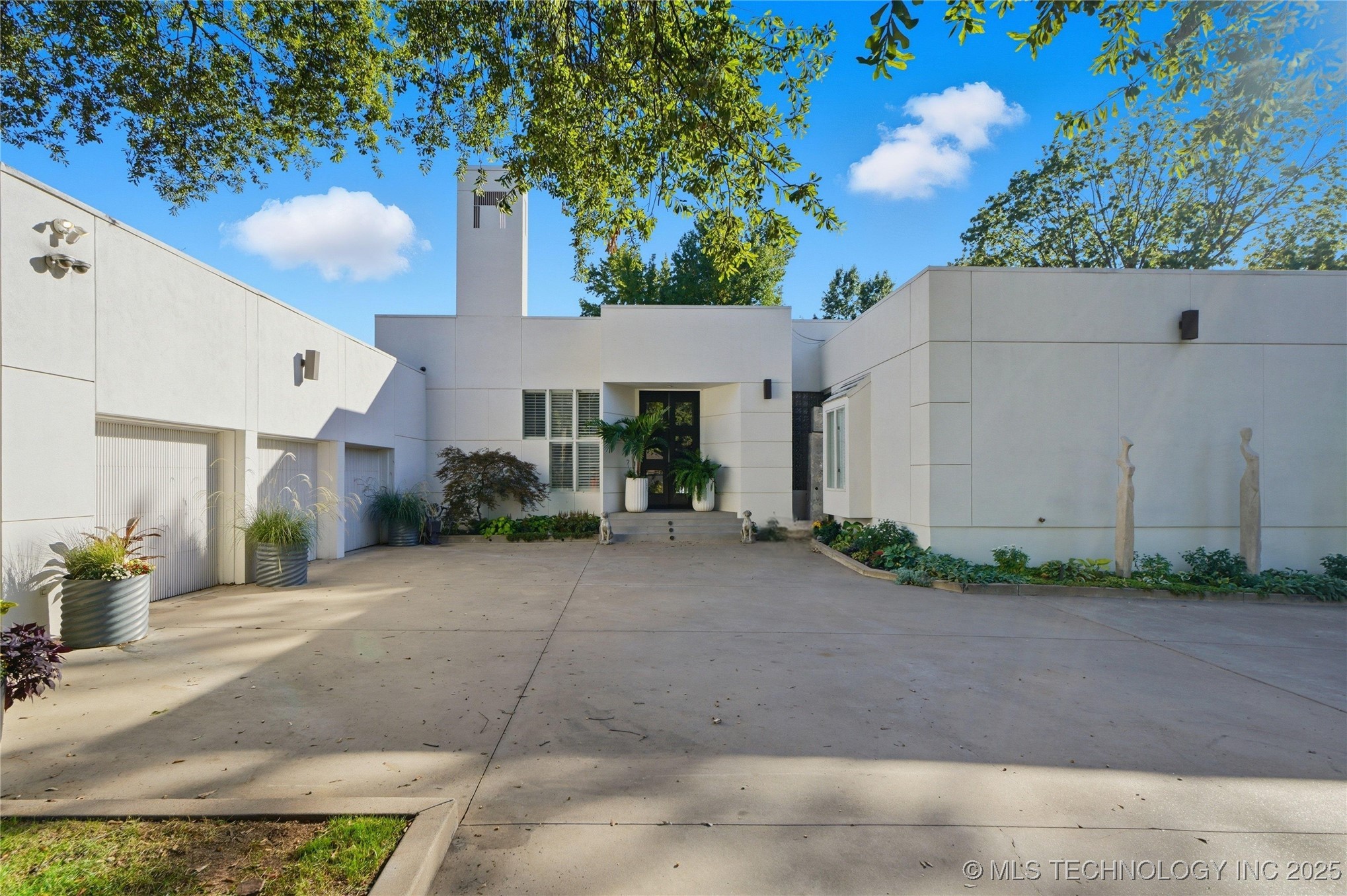 2440 E 47th Place Property Photo 2