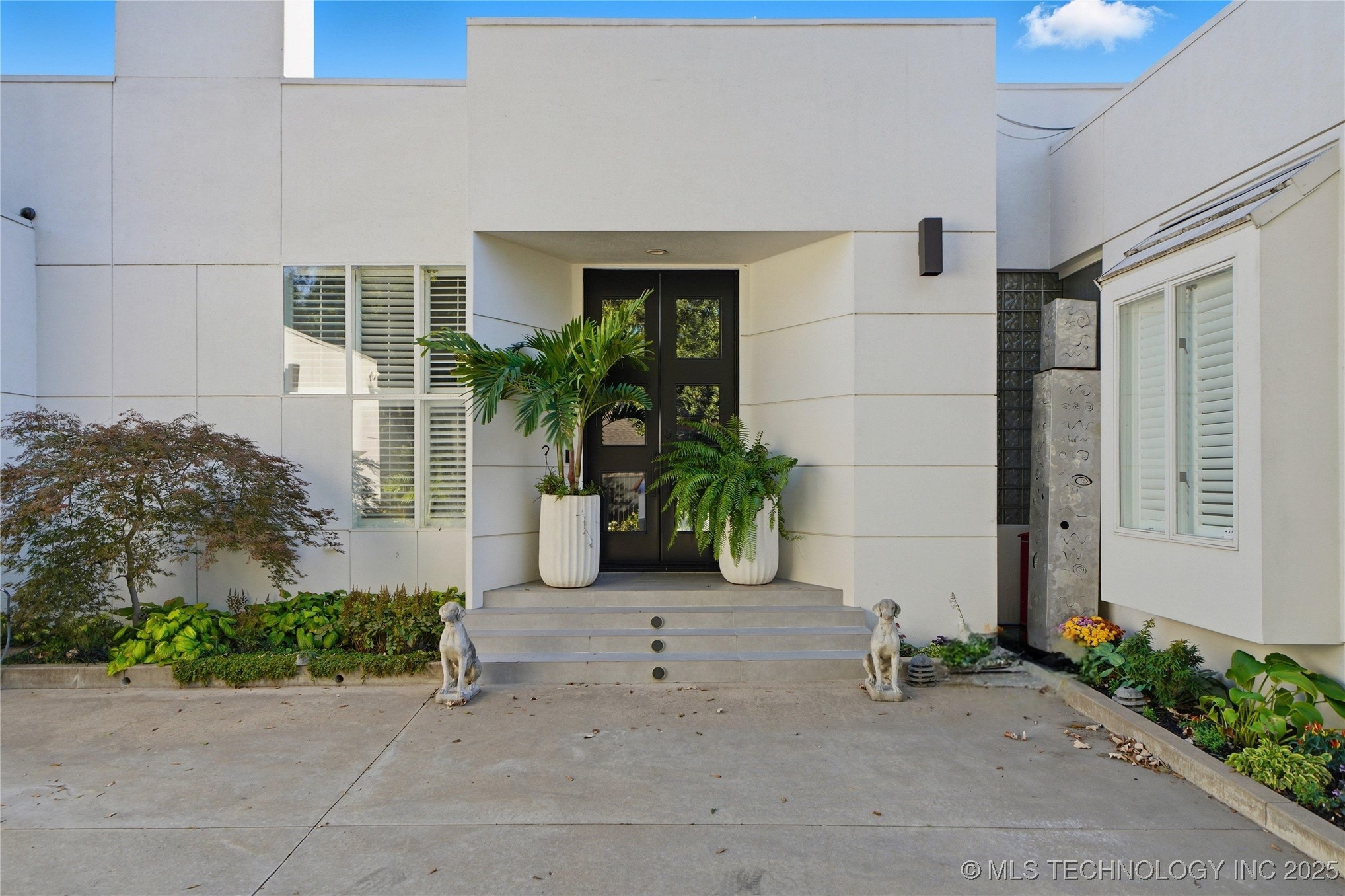 2440 E 47th Place Property Photo 3