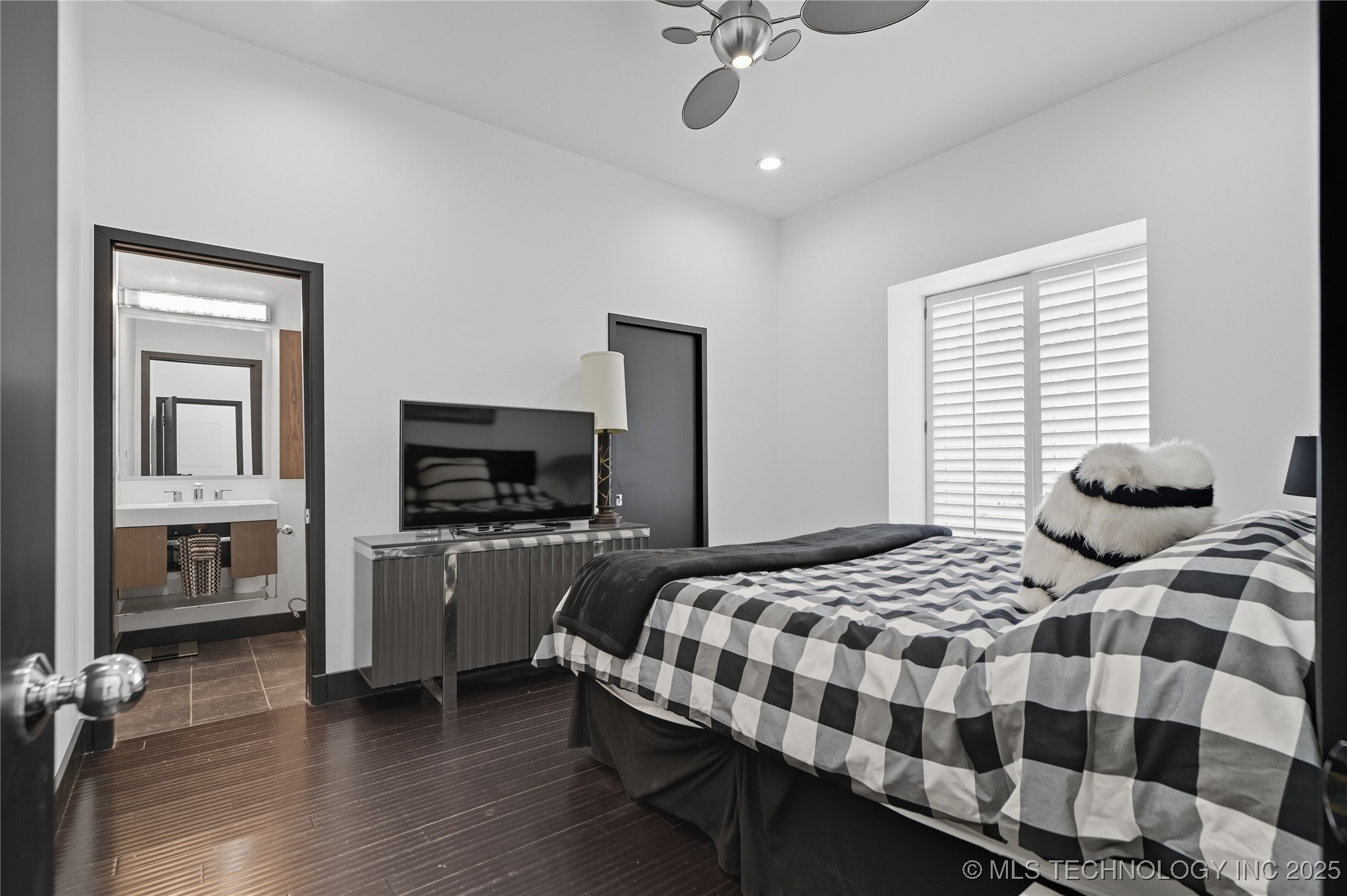 2440 E 47th Place Property Photo 45