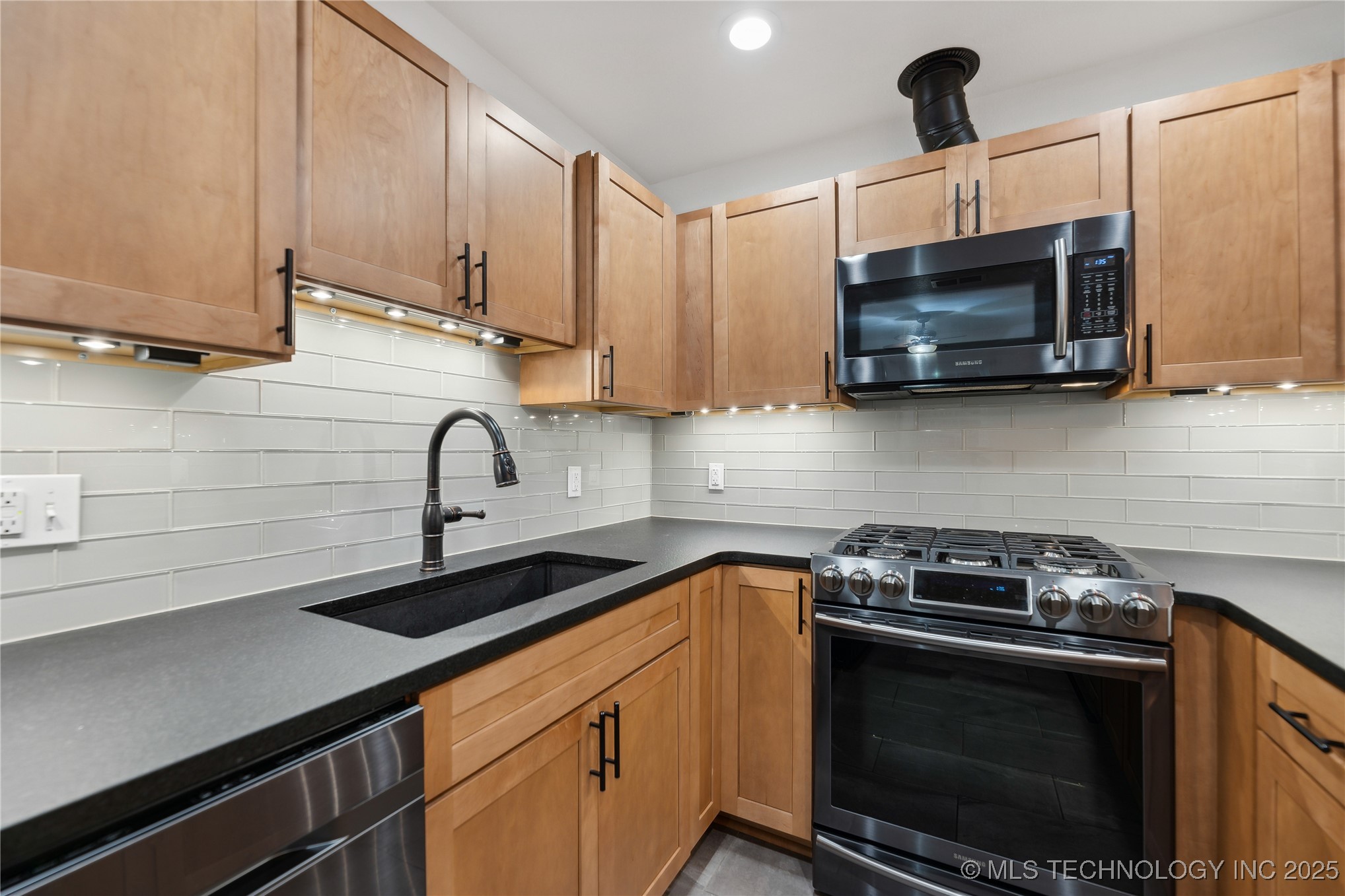 3701 S Riverside Drive 12 Property Photo 8