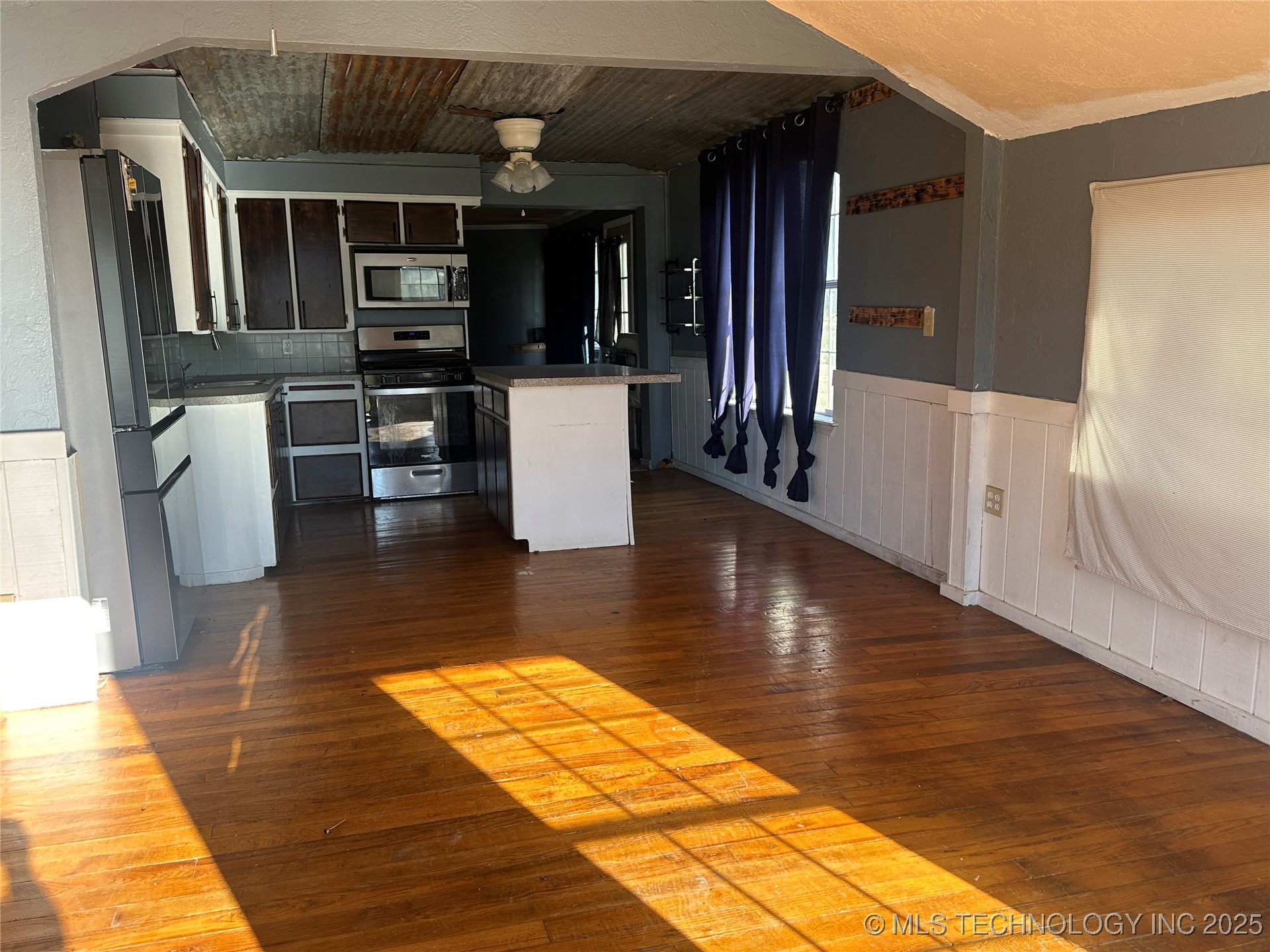 1030 4th Property Photo 3