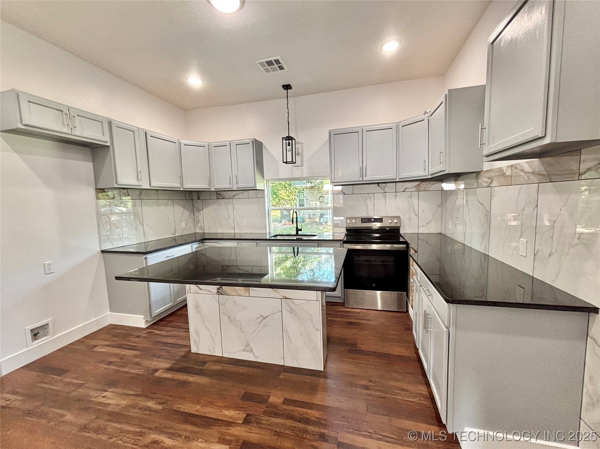 609 N C Street Property Photo 11