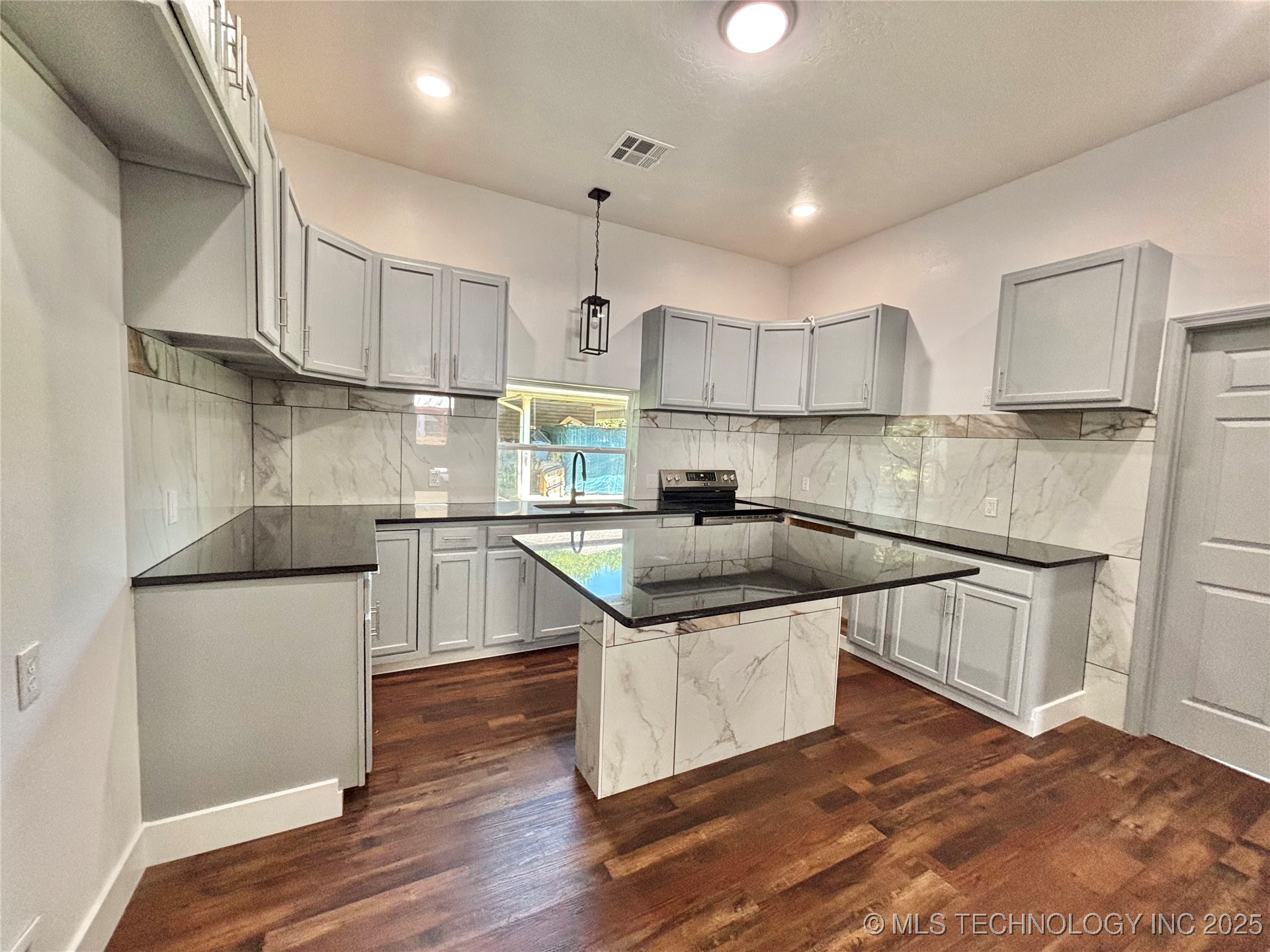 609 N C Street Property Photo 12