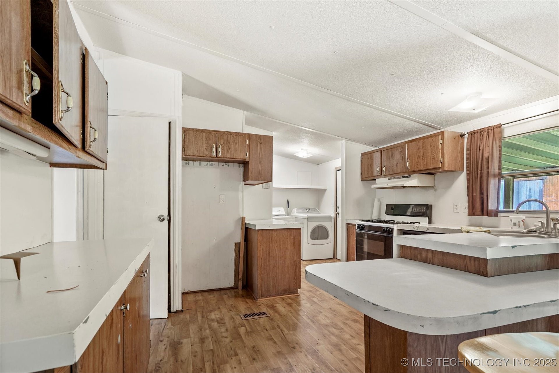 22165 W Hickory Drive Property Photo 9