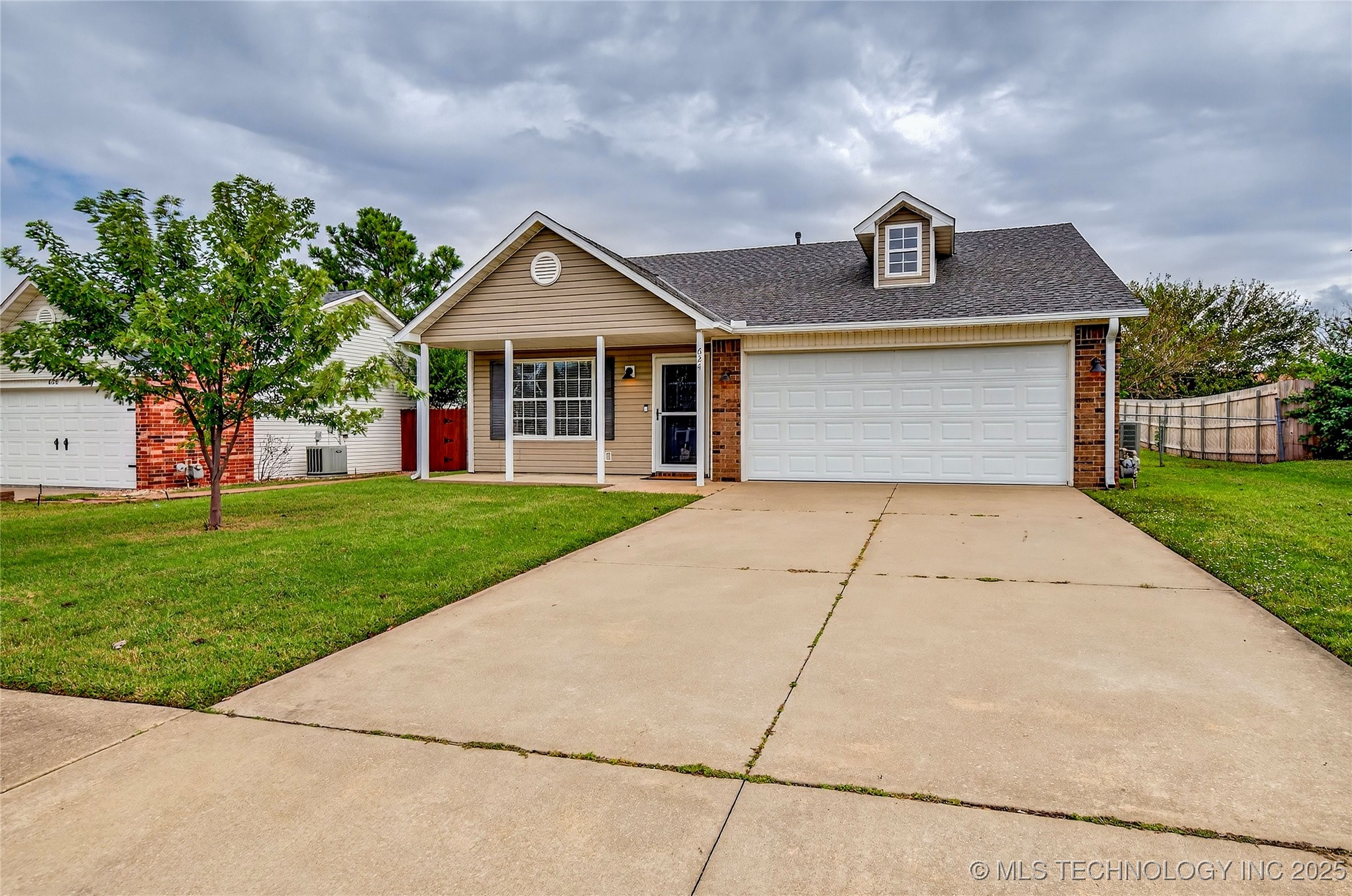 624 Ne Fenway Avenue Property Photo 2