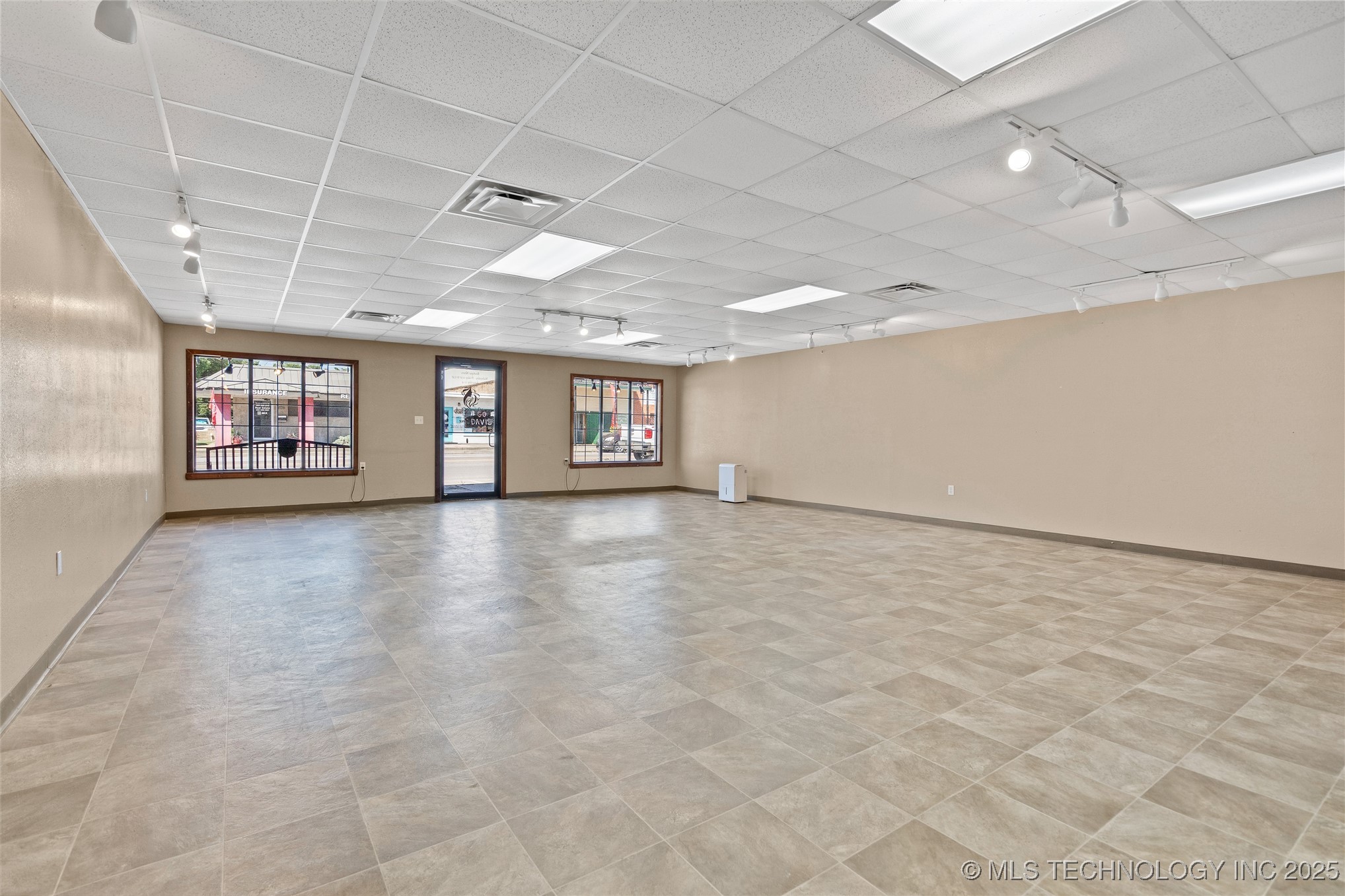 314 E Main Property Photo 6