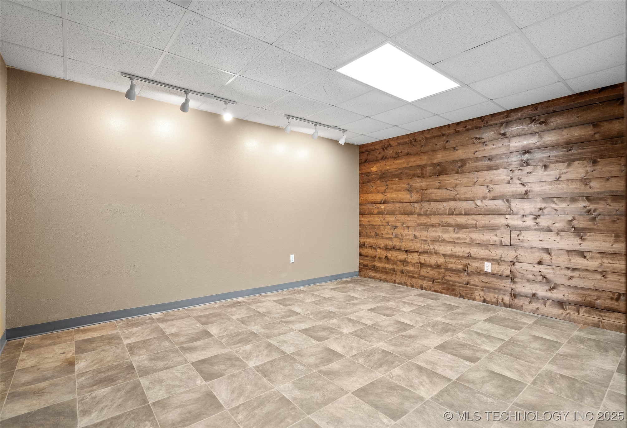 314 E Main Property Photo 16