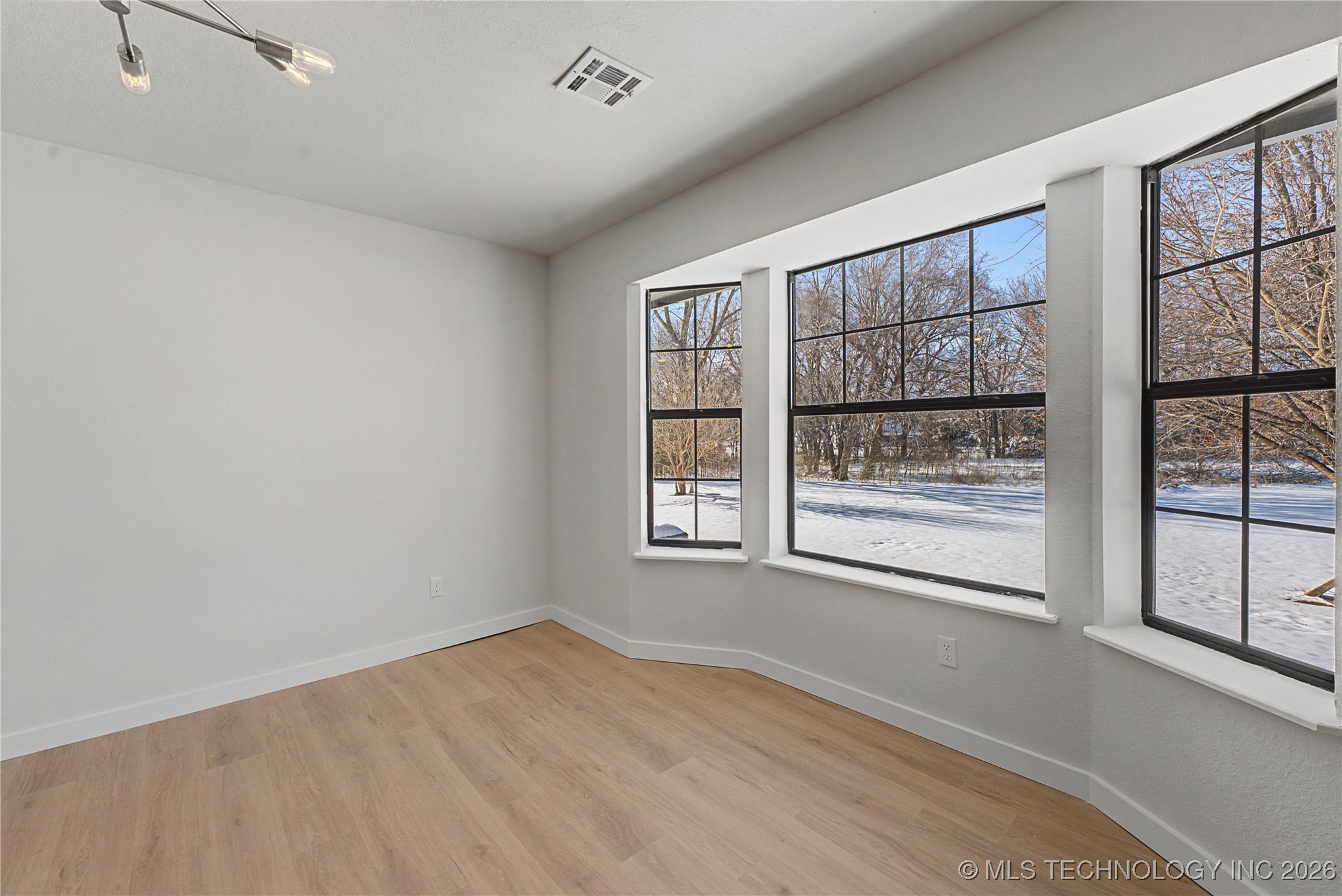 920 N Woodview Drive Property Photo 5