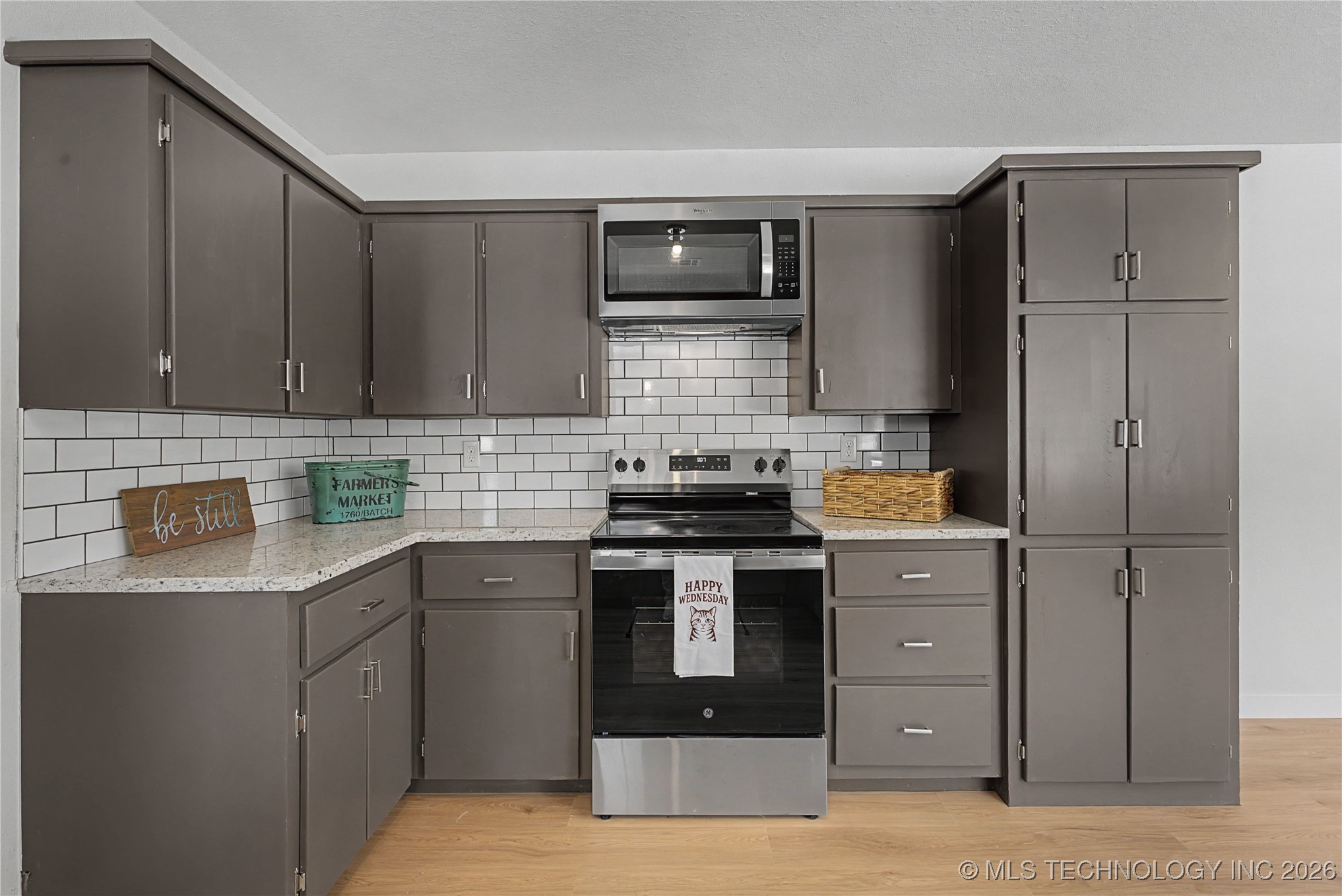 920 N Woodview Drive Property Photo 8