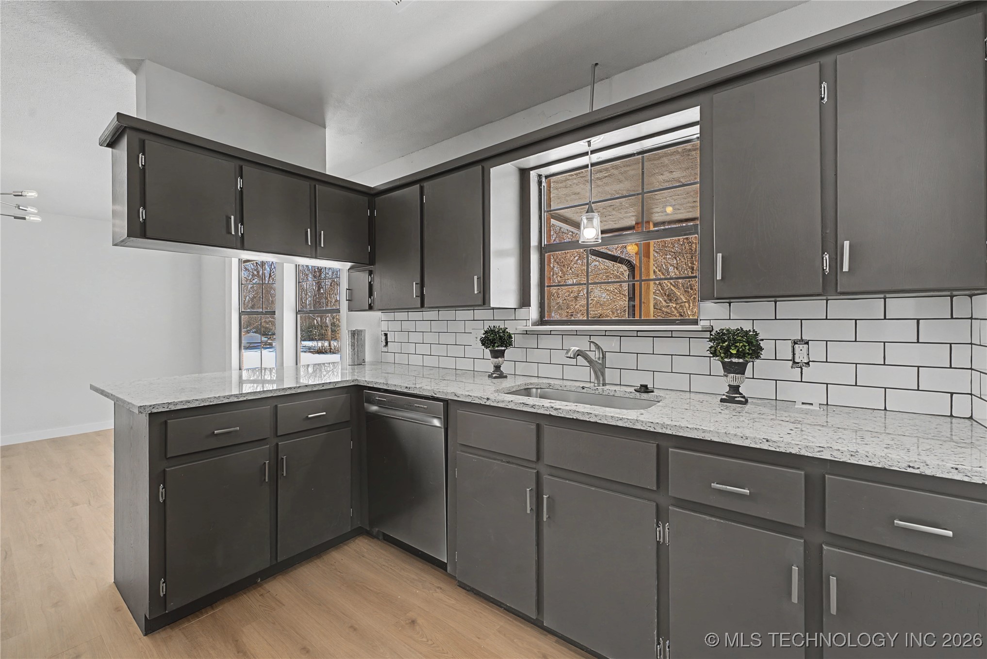 920 N Woodview Drive Property Photo 9