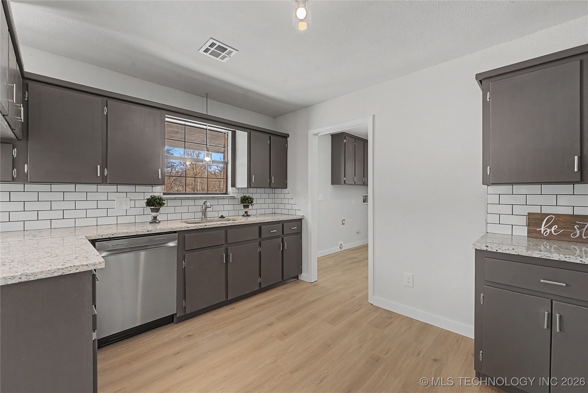 920 N Woodview Drive Property Photo 10