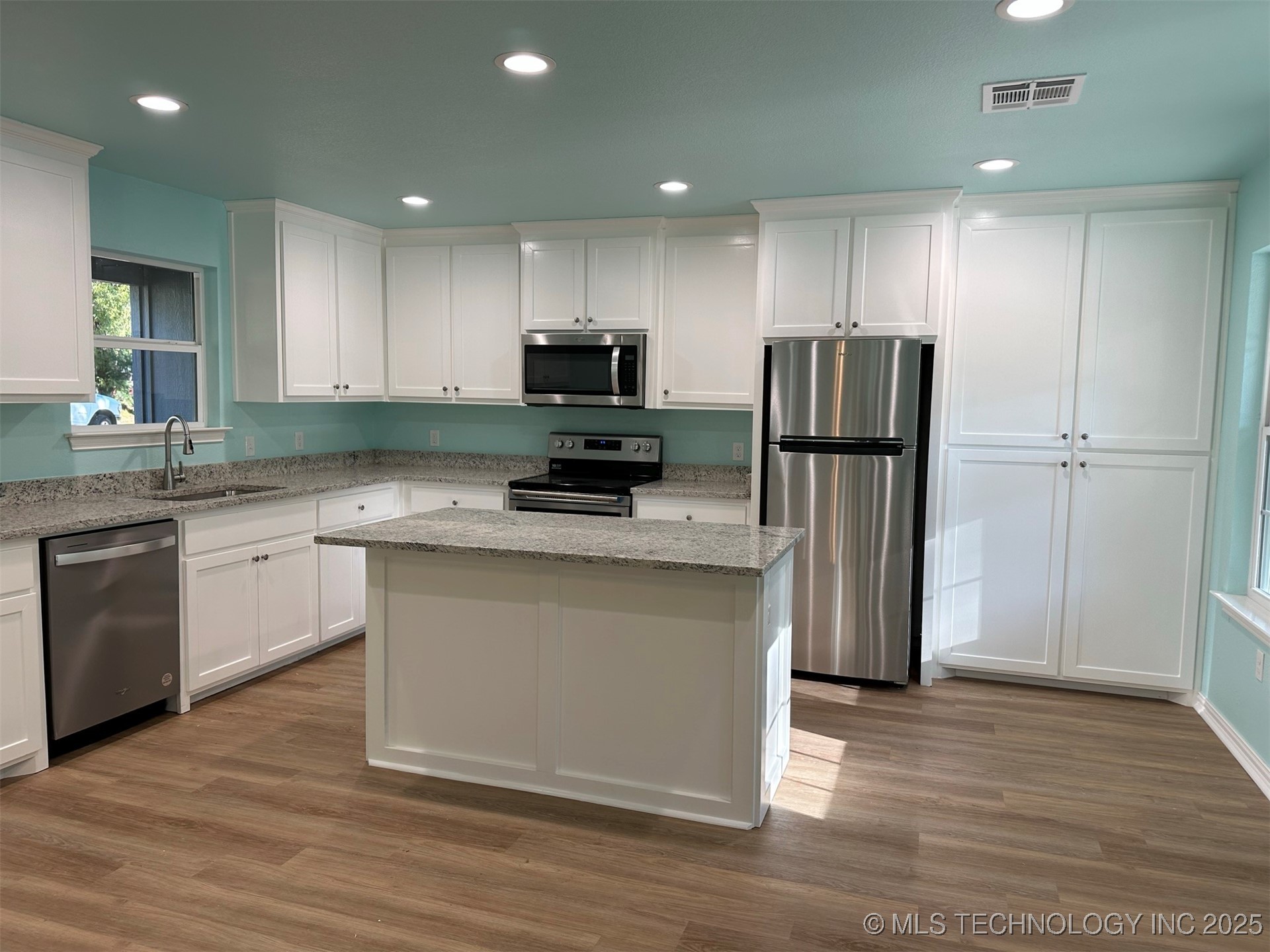 805 S 2nd Avenue Property Photo 3