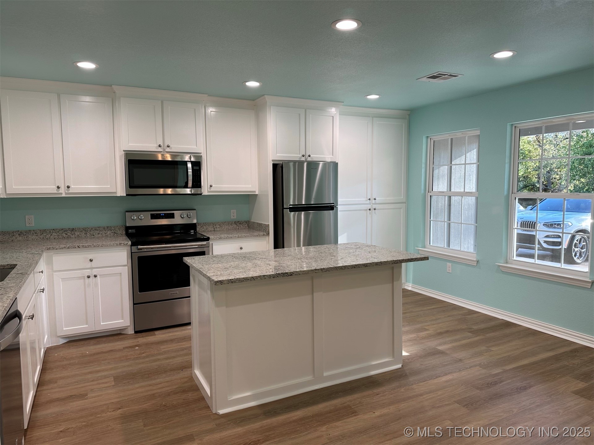 805 S 2nd Avenue Property Photo 4