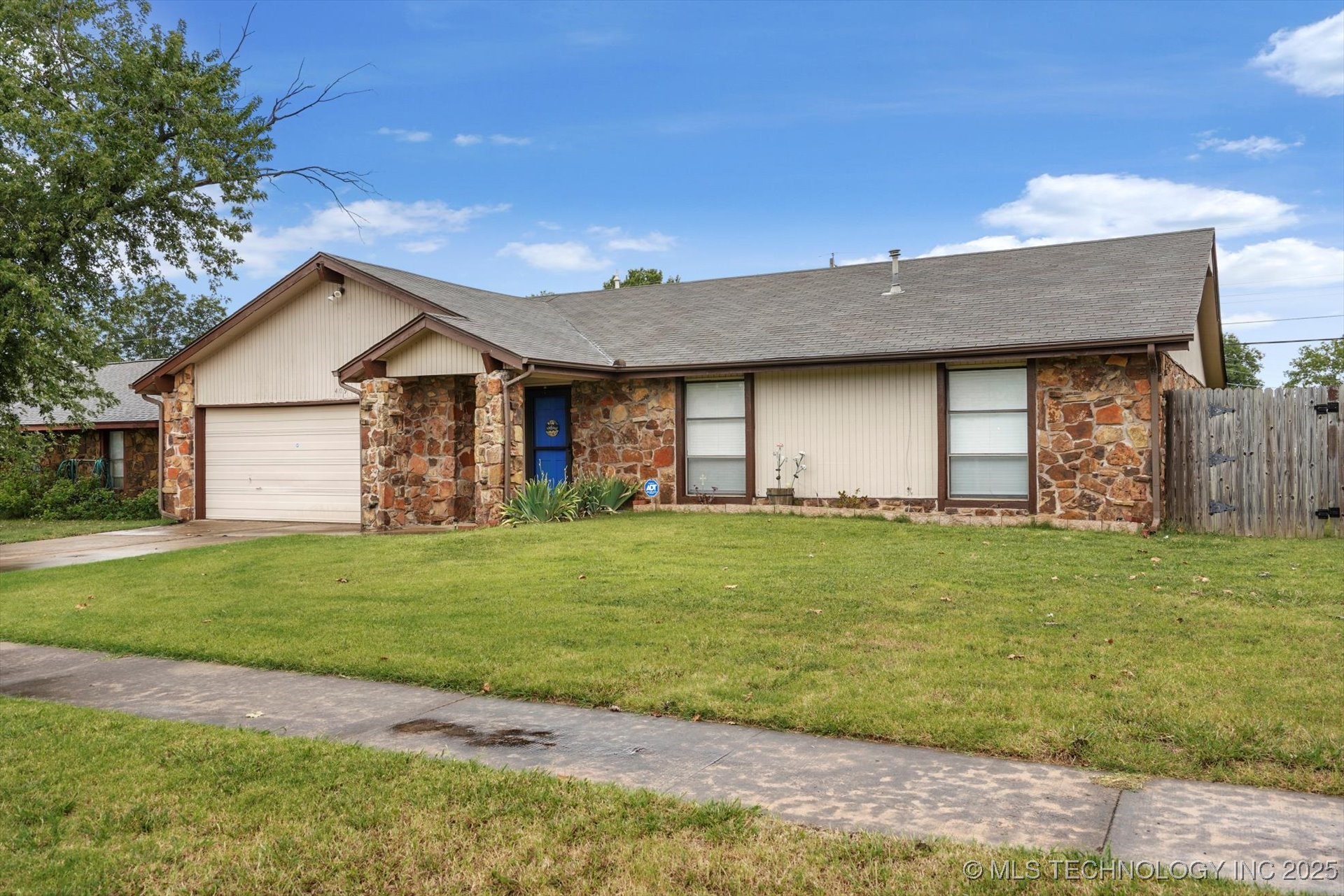 409 W Trinidad Drive Property Photo 2